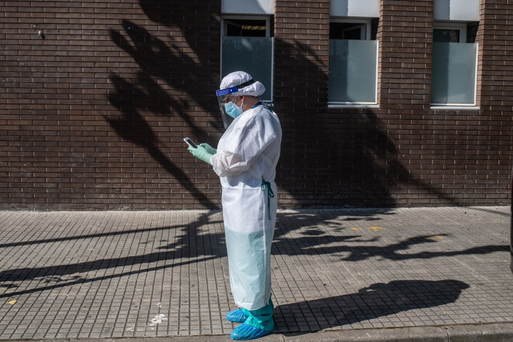 Une employée de soins