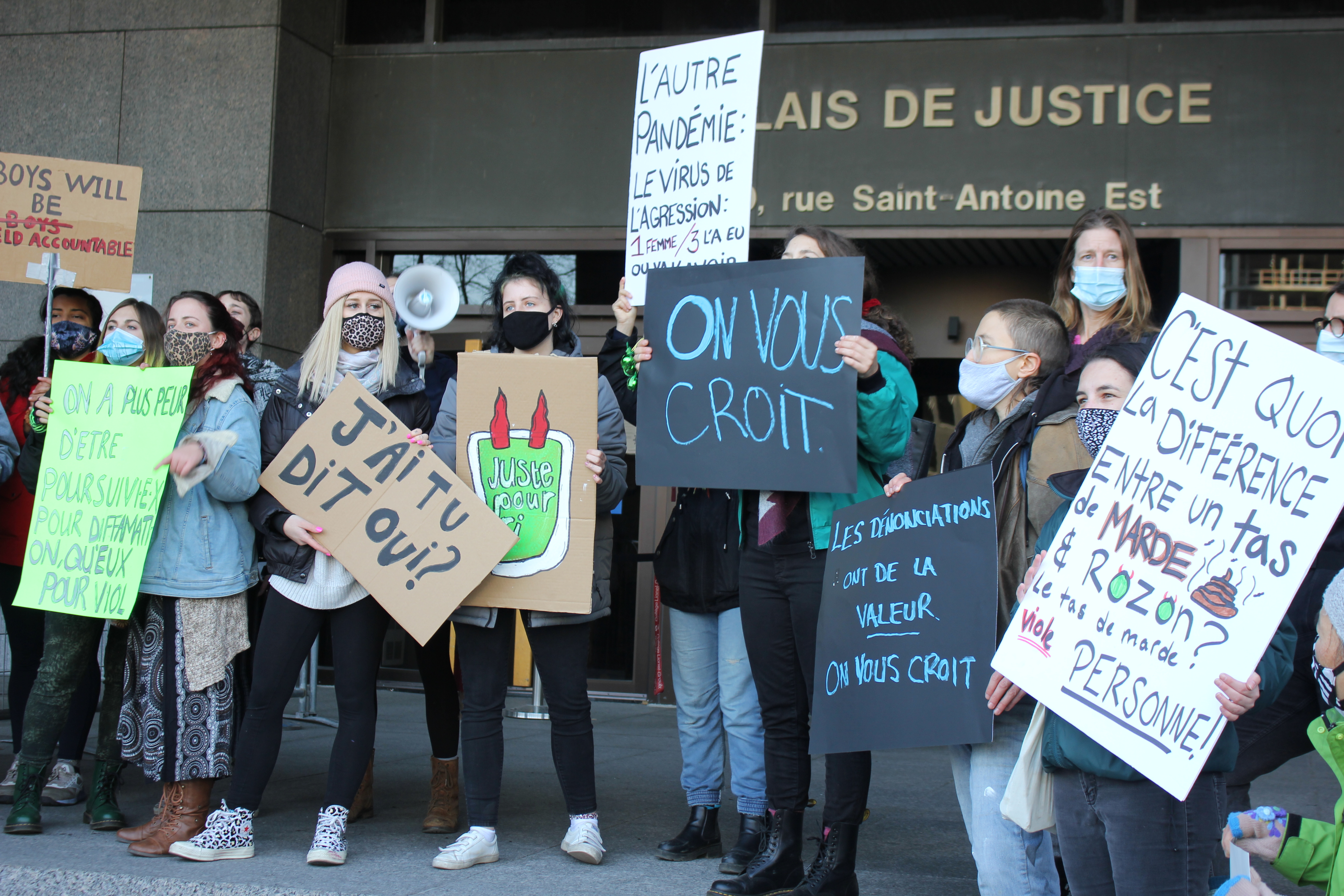 Un groupe de femmes manifeste devant le palais de justice de Montréal lors des plaidoiries finales du procès de Gilbert Rozon, qui a attaqué la fiabilité de la plaignante dans le dossier.