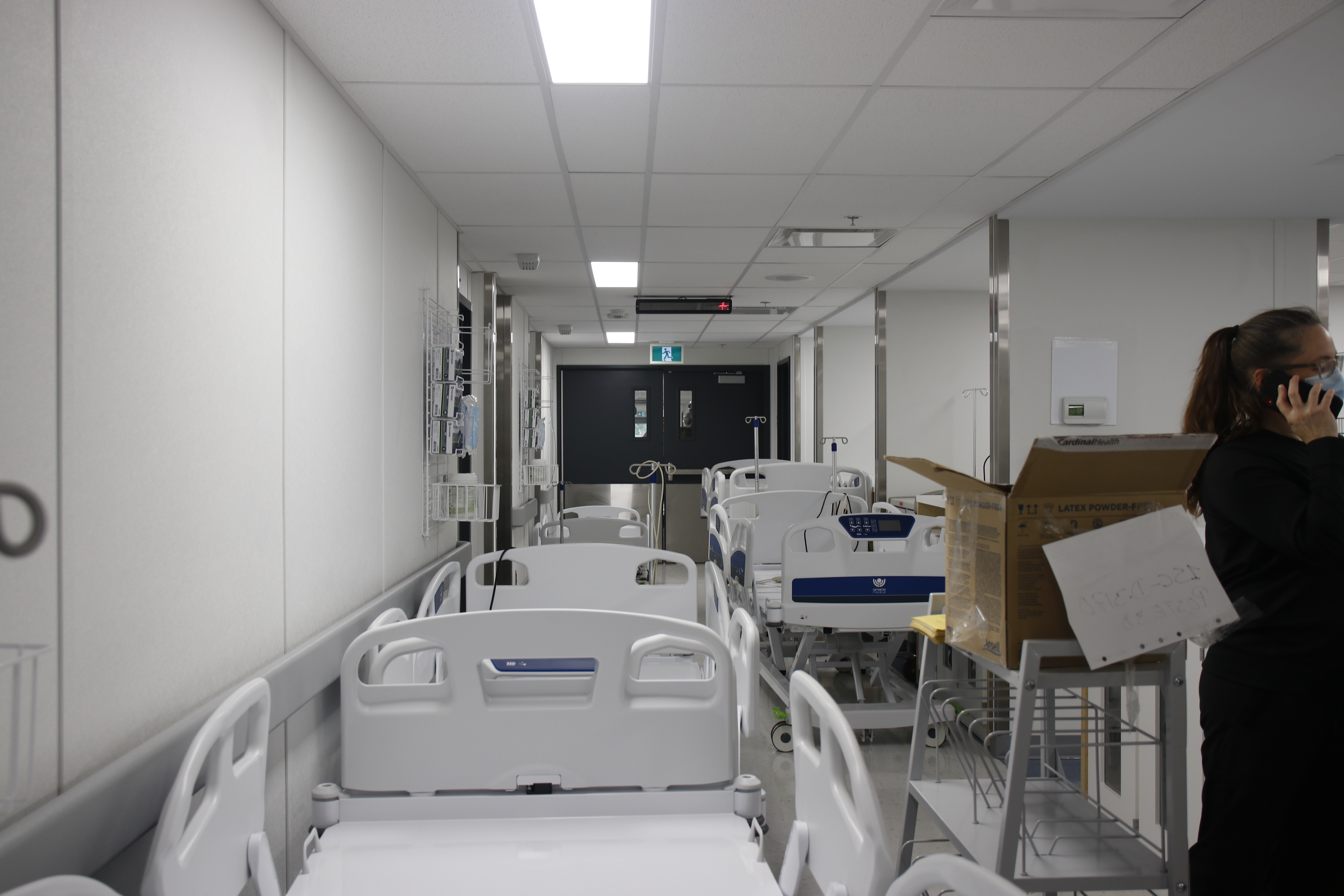 Des lits étaient temporairement dans le corridor