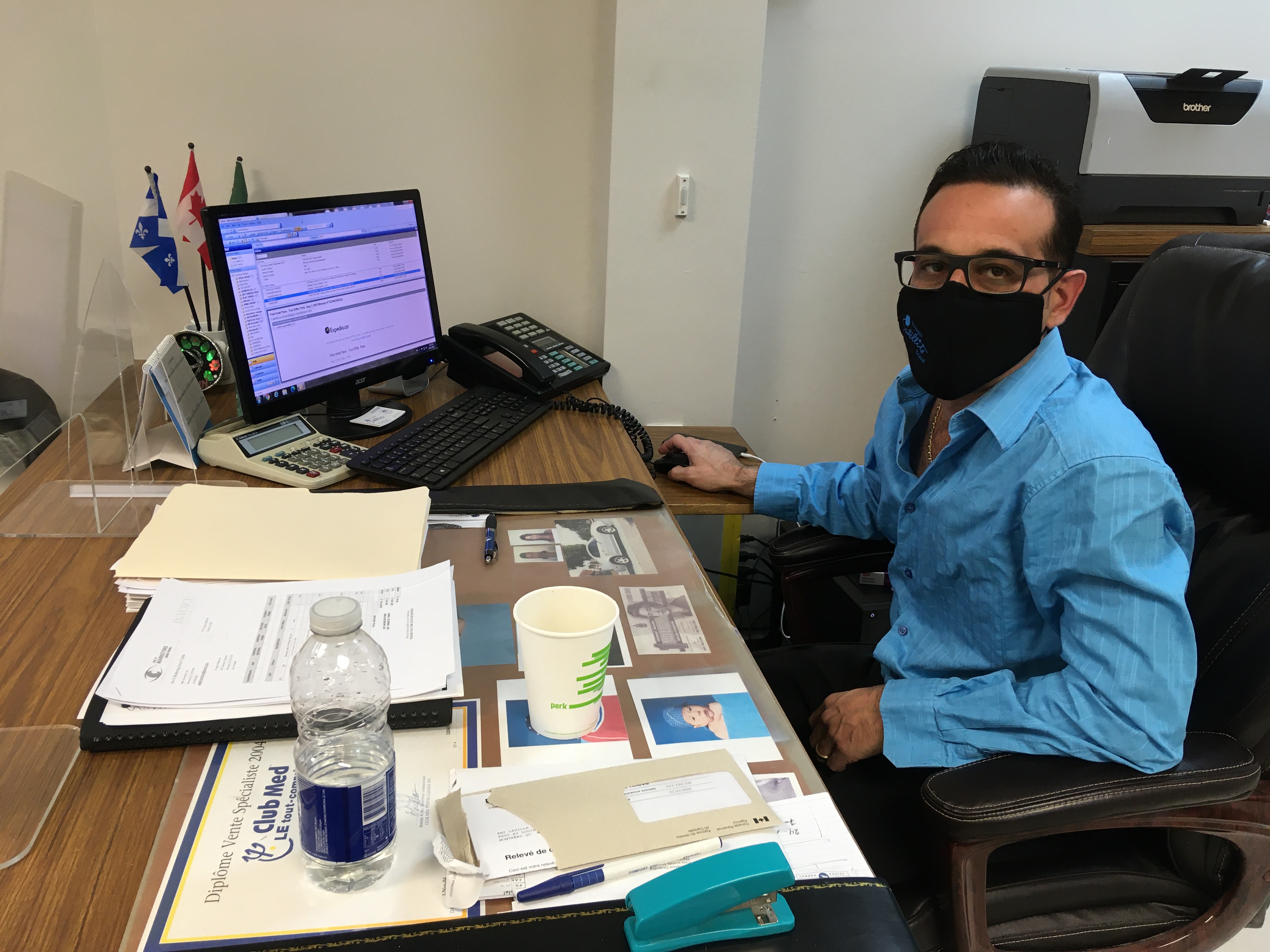 Pat La Villa à son bureau.