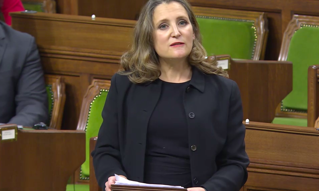 La ministre des Finances du Canada, Chrystia Freeland, annonce un déficit