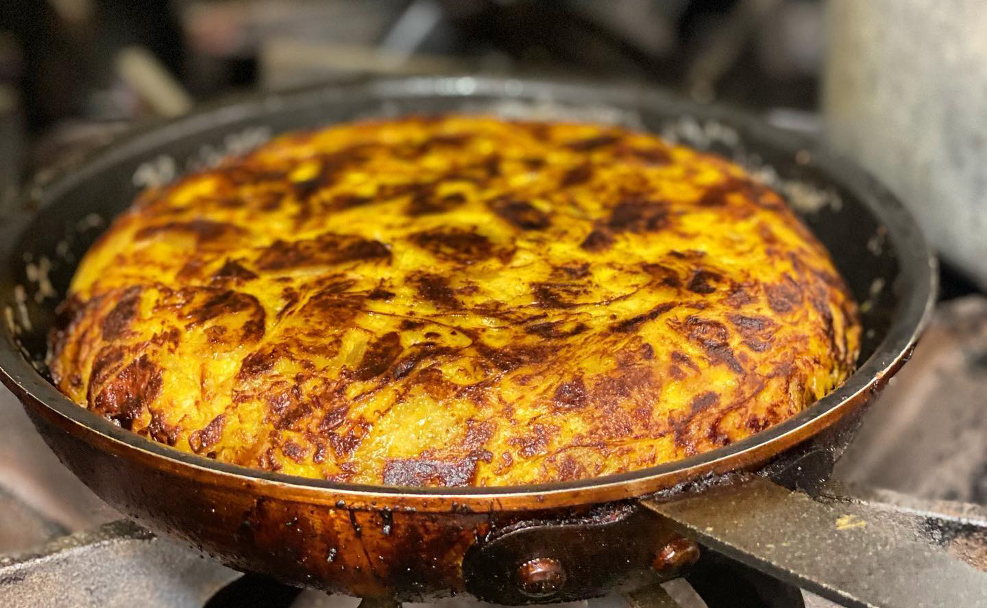 Tortilla espagnole qui cuit dans une poêle