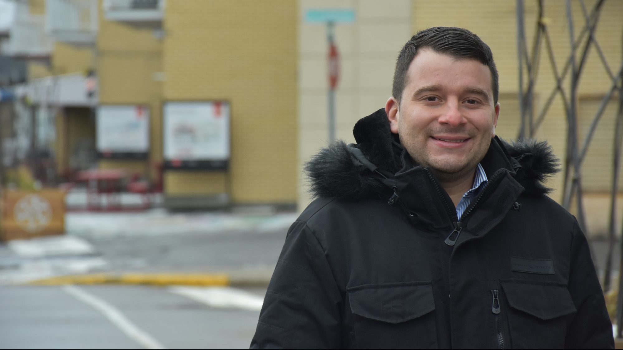 Depuis maintenant 11 ans, David Colasurdo organise chaque année une collecte de jouets sur la rue Jean-Talon.