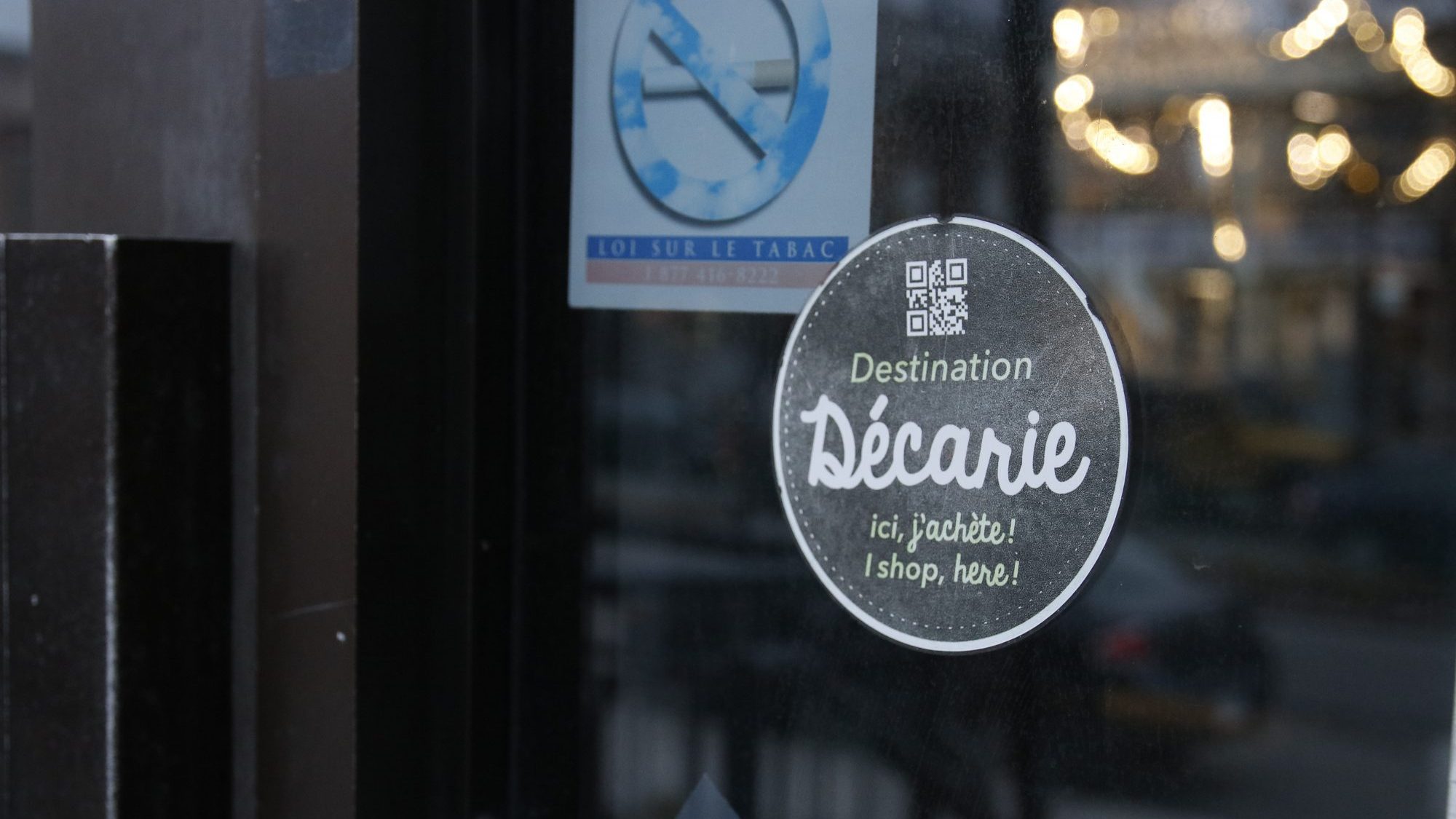 Une étiquette sur la porte d’une brasserie sur Décarie
