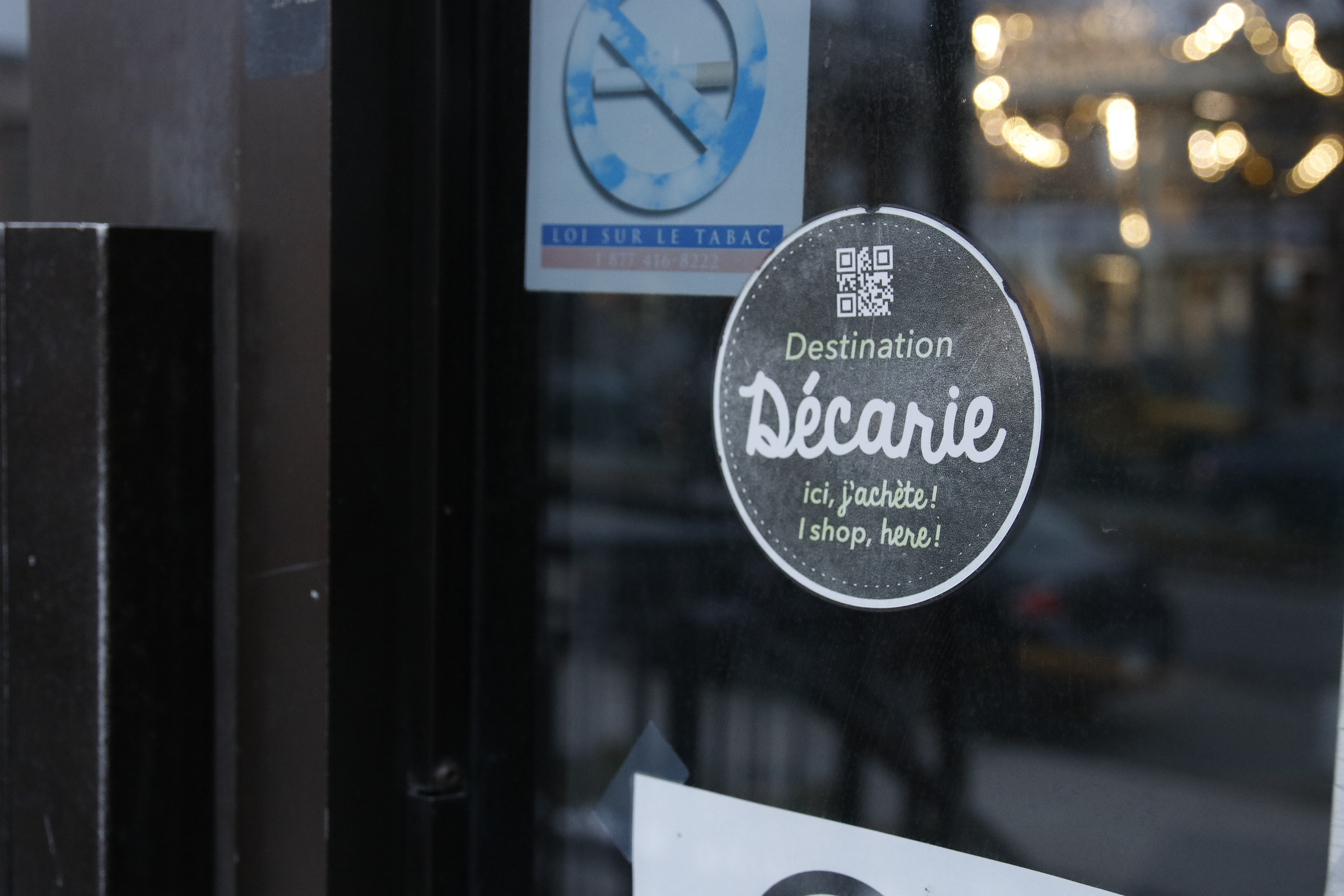 Une étiquette sur la porte d’une brasserie sur Décarie