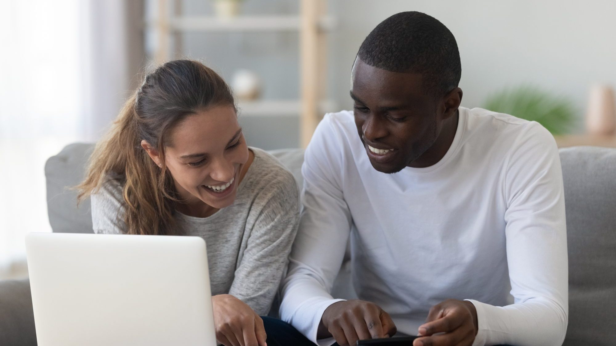 Finances personnelles: Couple faisant son budget