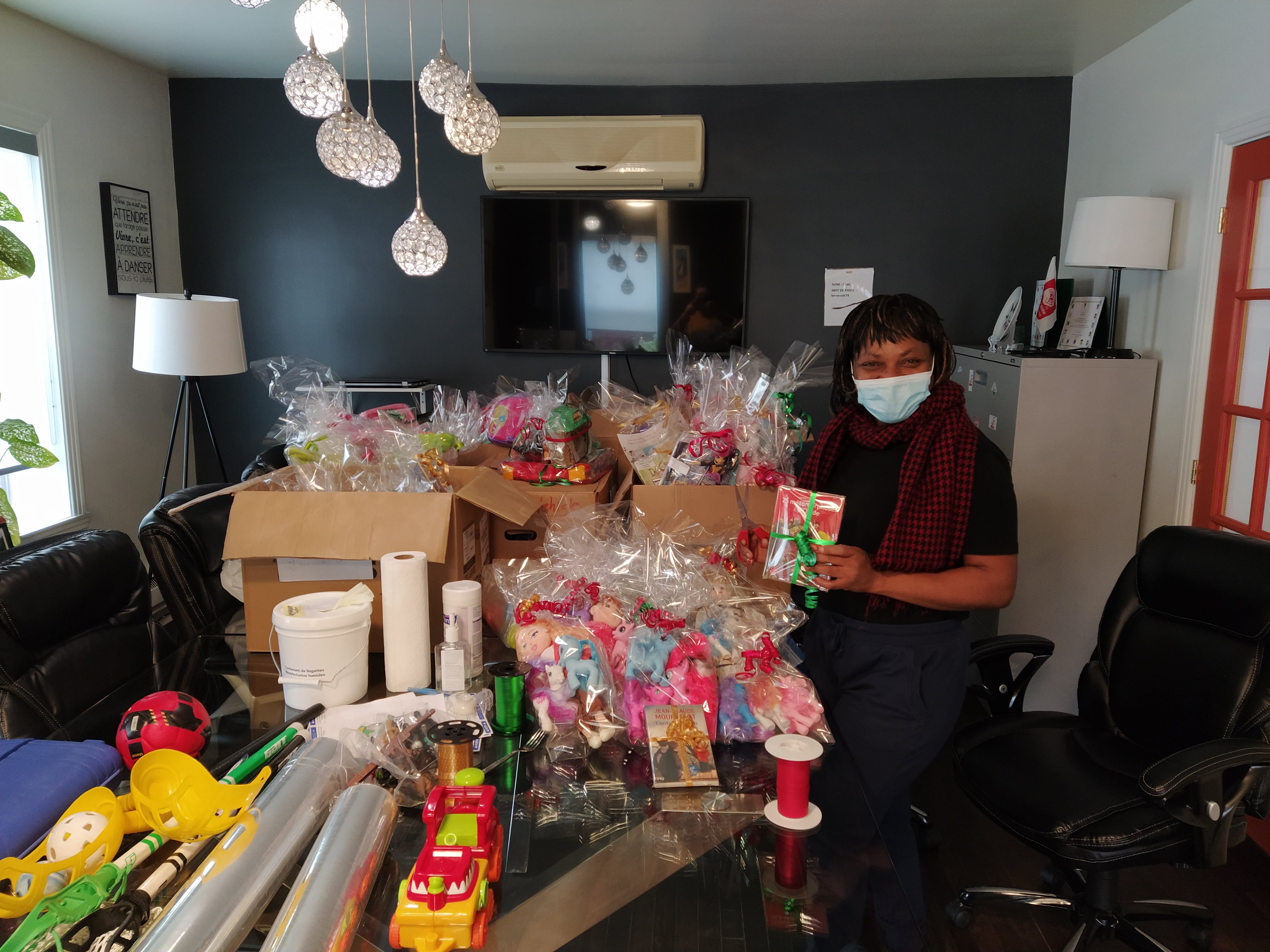 Des dizaines de bénévoles ont emballé les cadeaux dans le respect des mesures sanitaires.