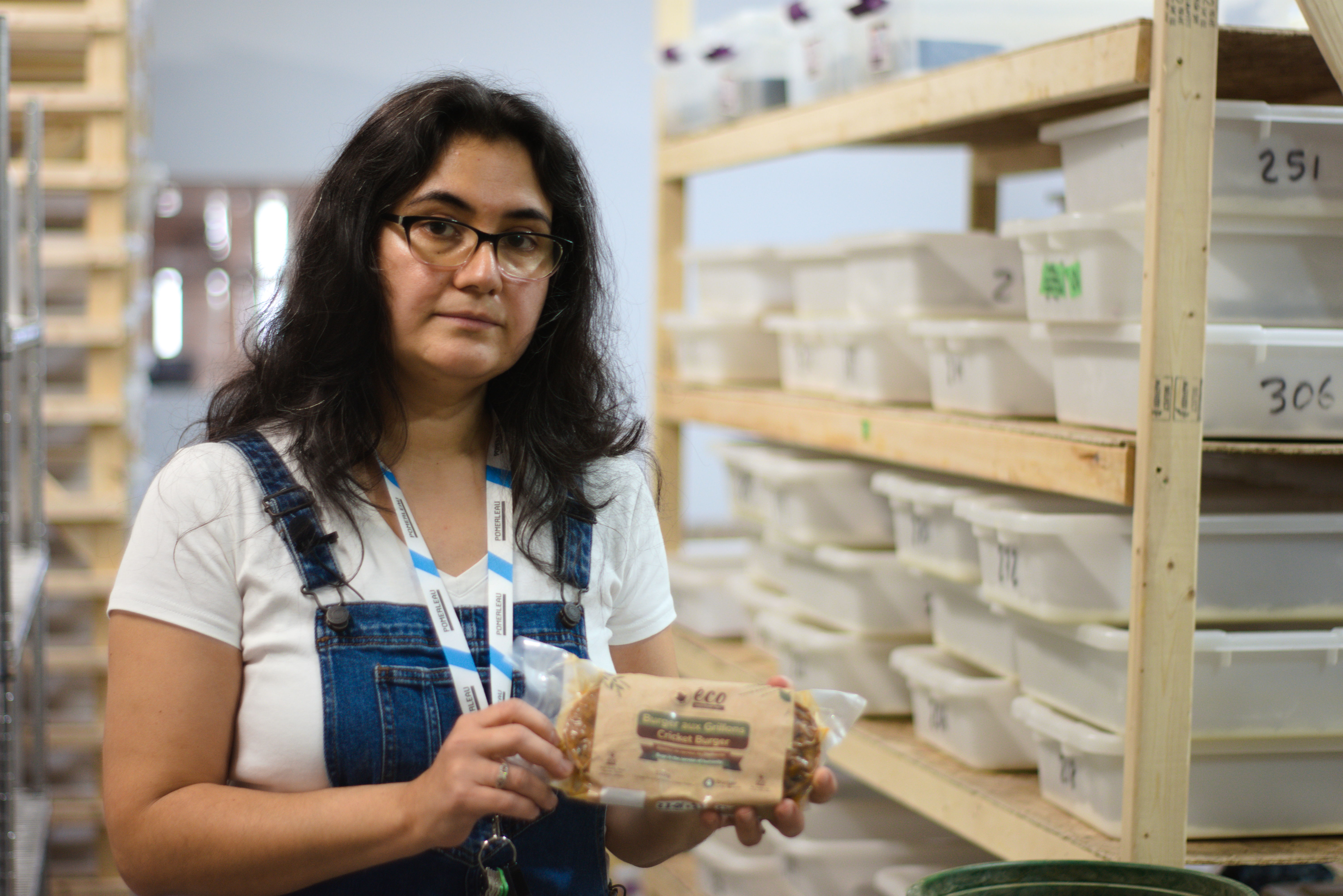 Sandra Barreto Sarmiento montre les burger de Éco-Protéine.