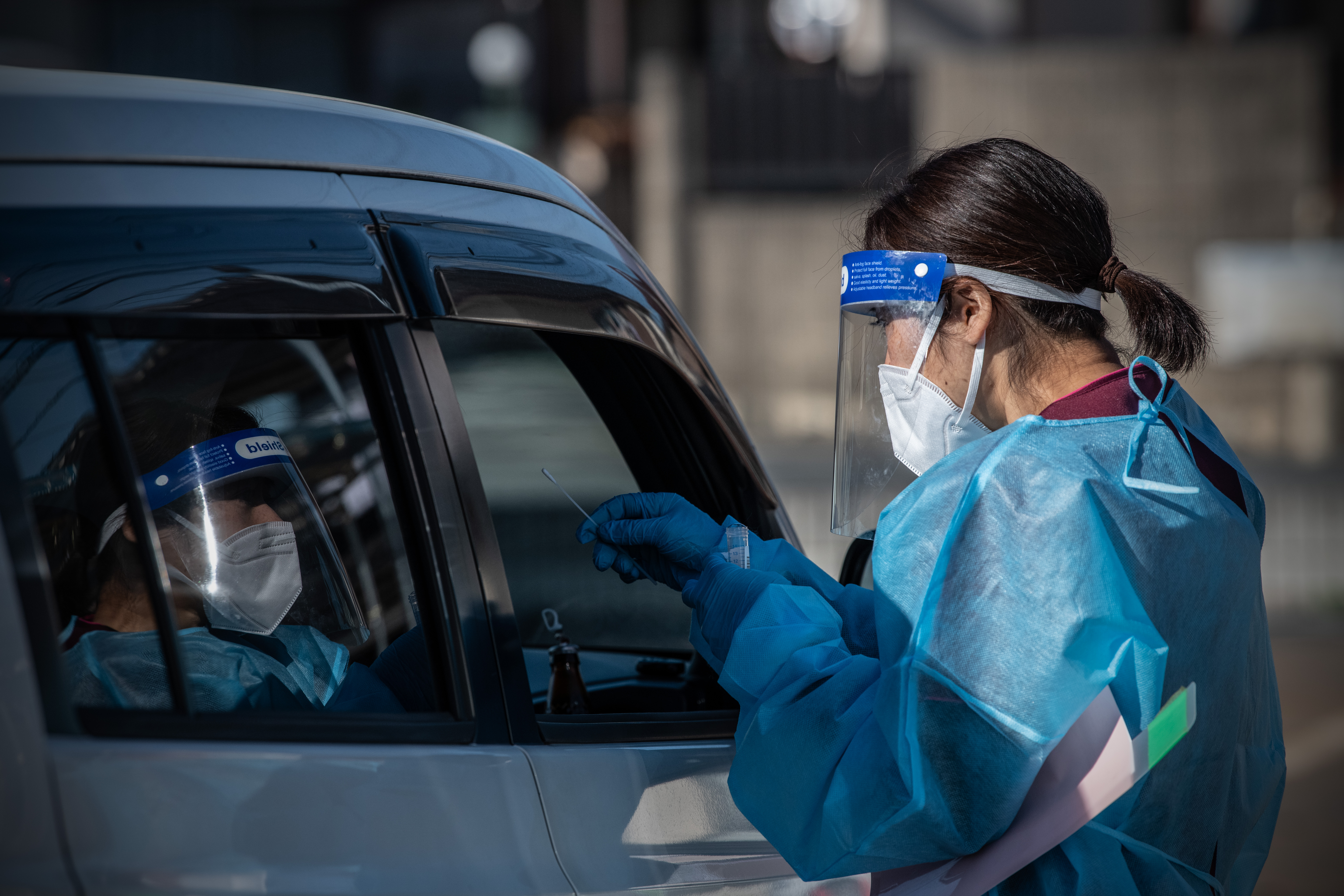 Une travailleuse effectue un test de la COVID-19.