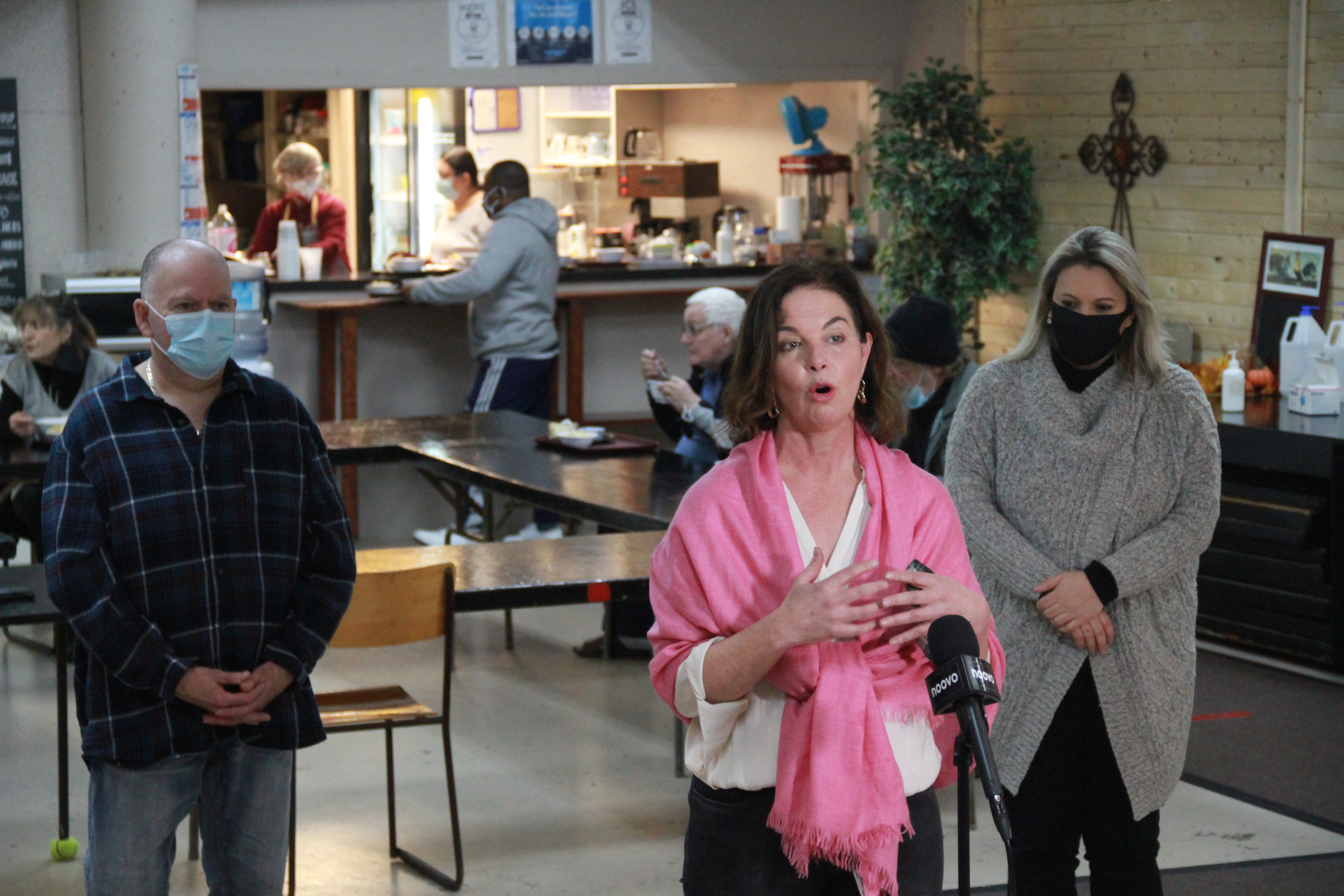 Daniel Pitre, Paule Robitaille et Christine Black ont tenu un point de presse pour annoncer la conversion de la halte-chaleur de Montréal-Nord en centre de jour.