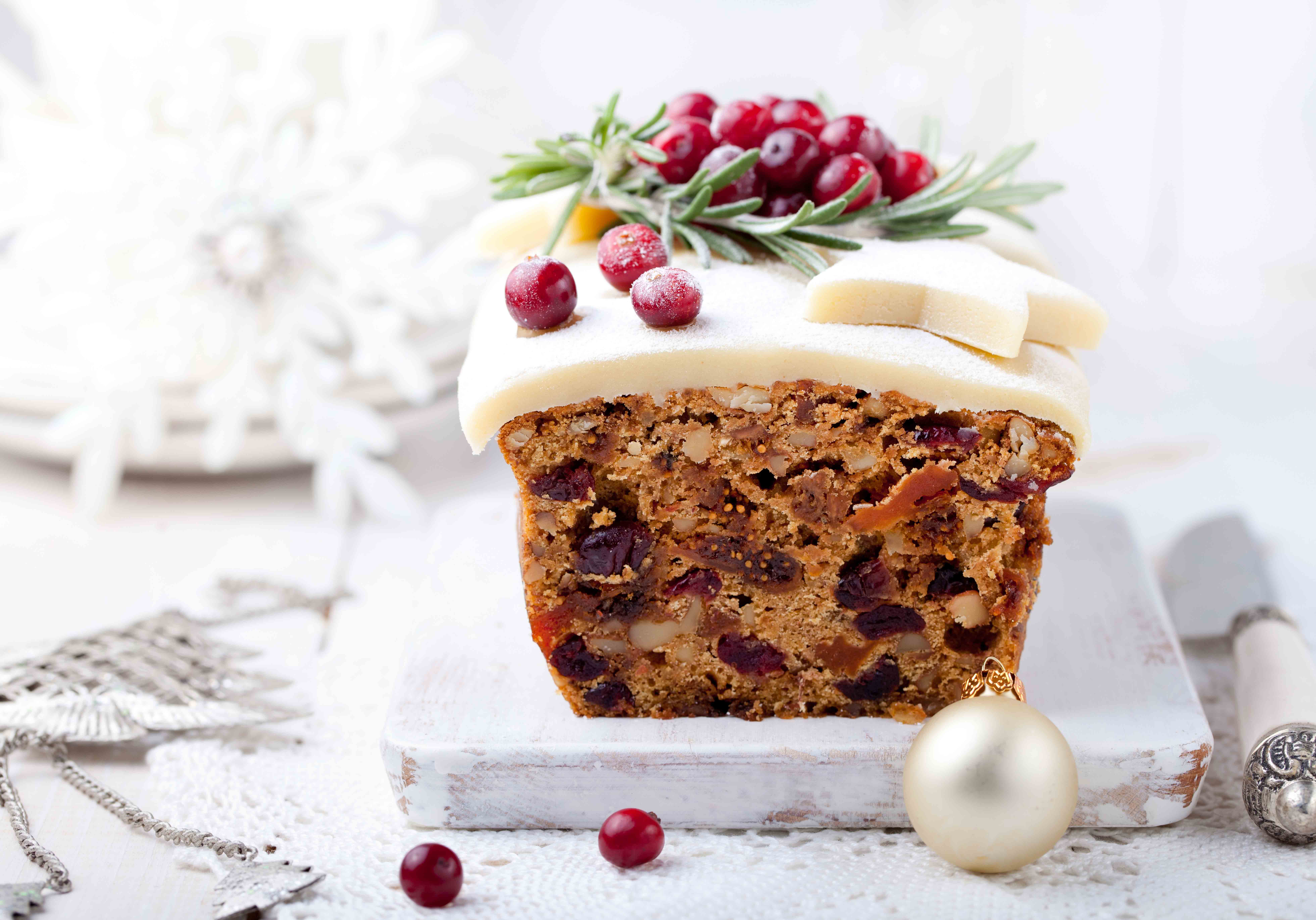 Traditional Christmas pudding Gâteau aux fruits avec du massepain et de canneberge et le décor de romarin sur un décor de fond de Noël