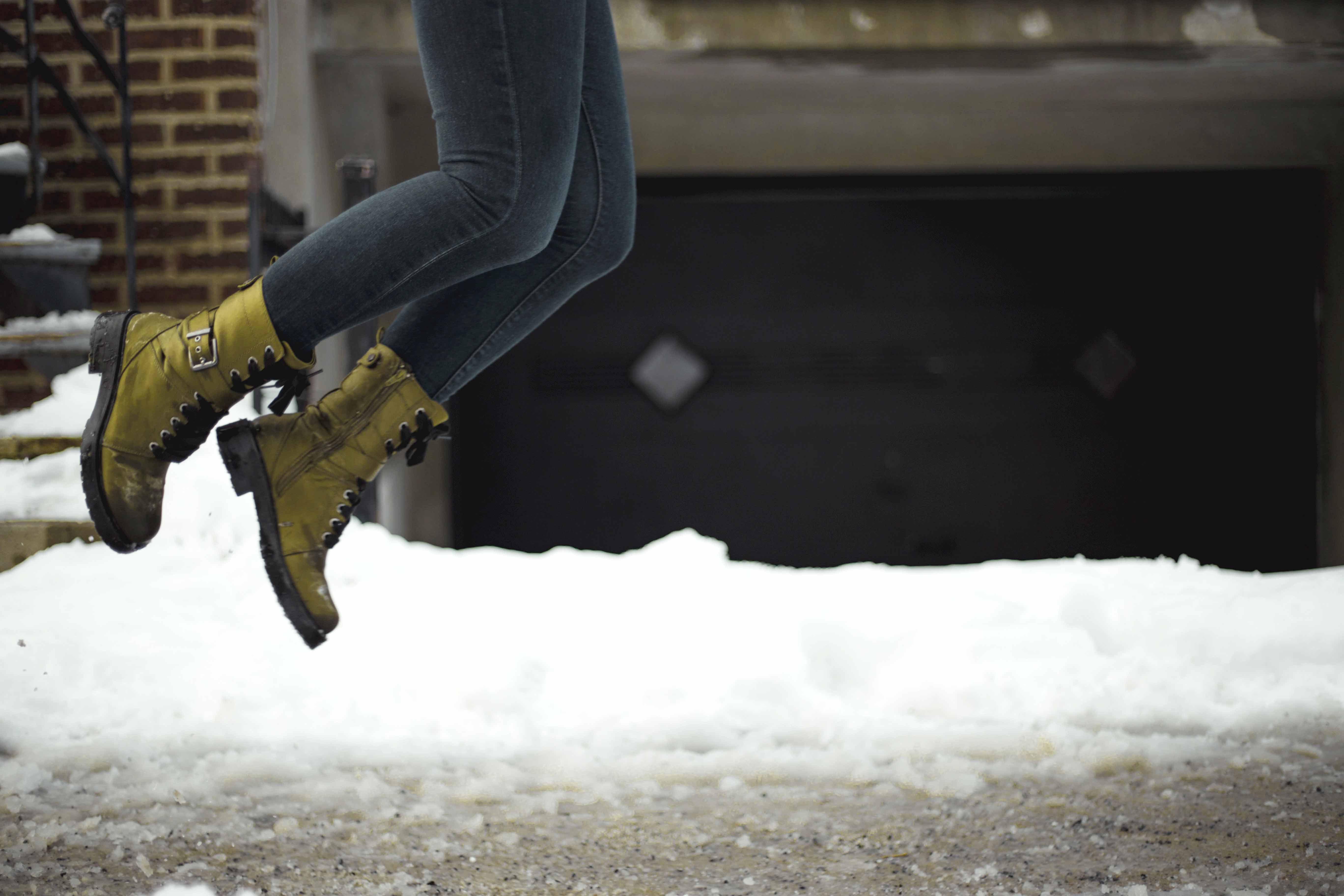 personne sautant dehors l'hiver