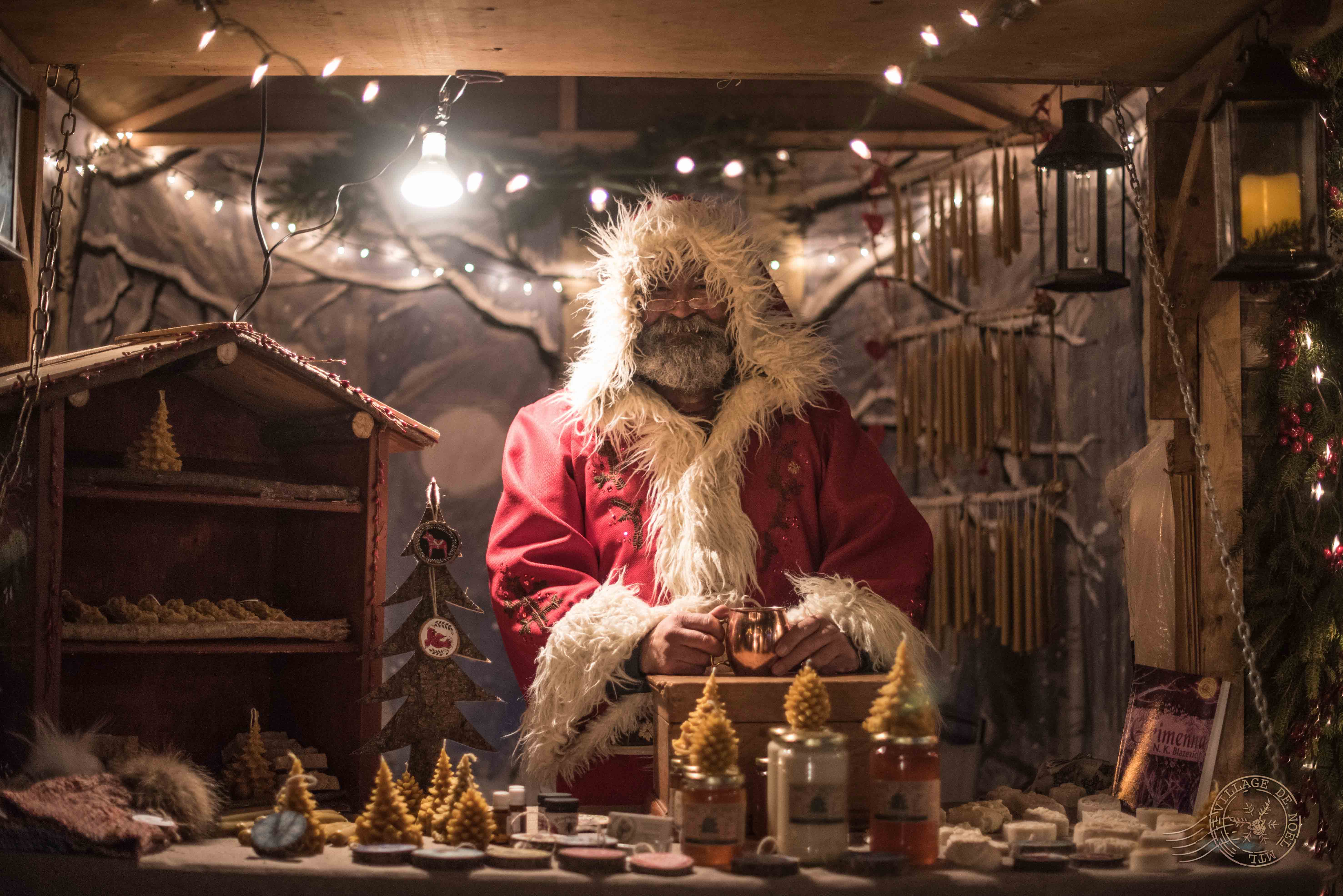 Père Noël devant un étal de marché