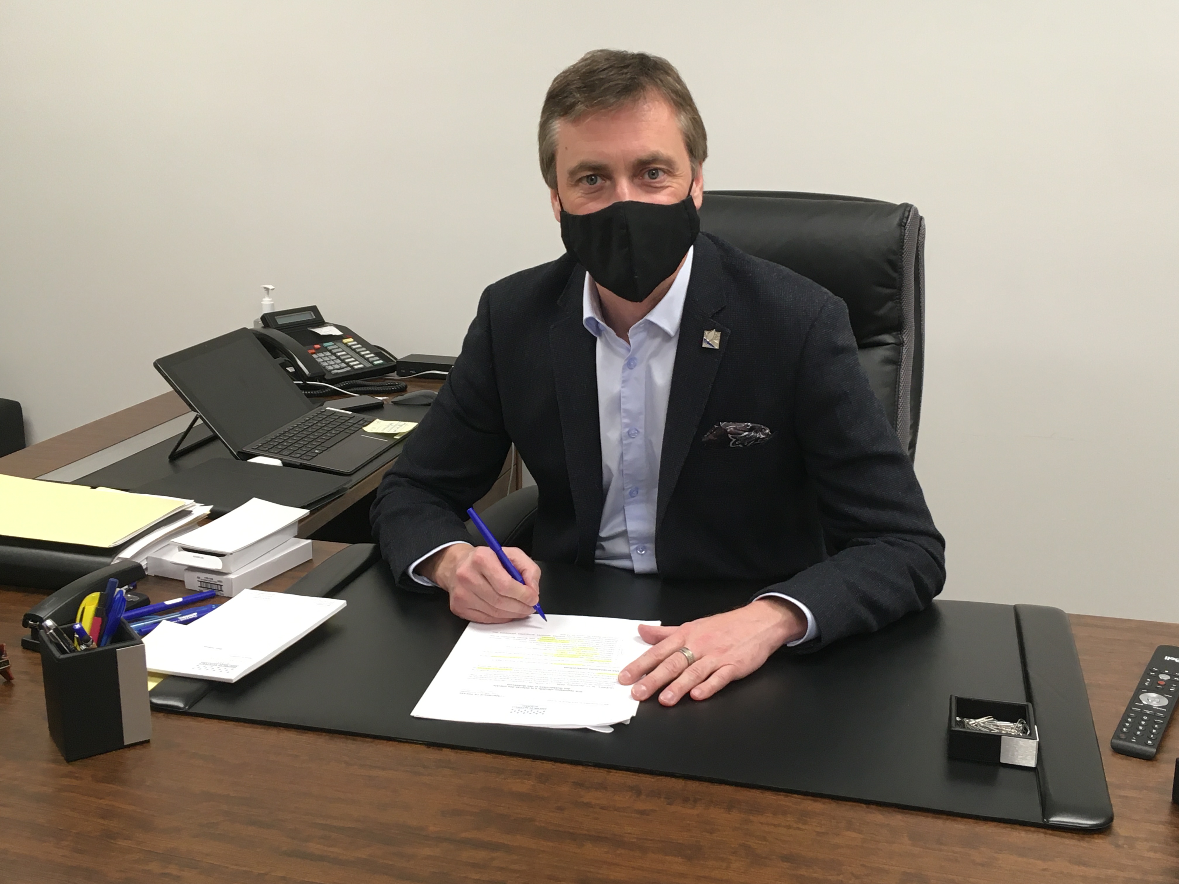 Marc Tanguay masqué dans son bureau
