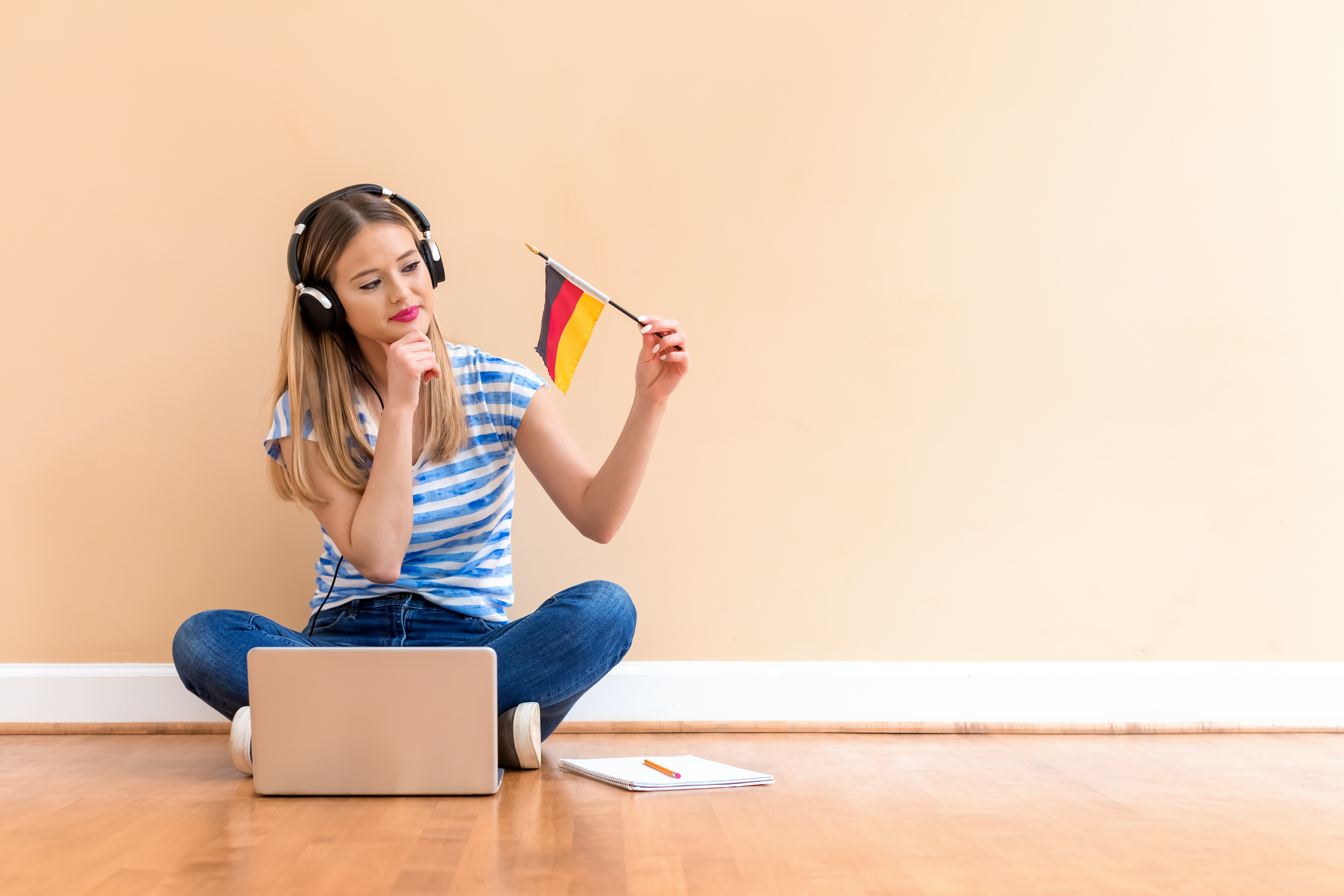 Une femme apprend une langue.