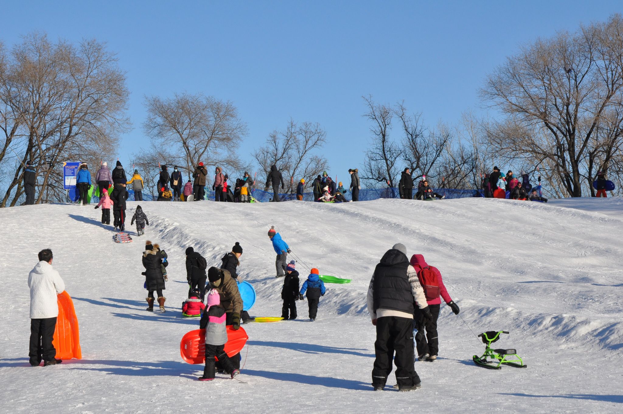 Des familles à la butte à glisser du parc Arthur-Therrien.