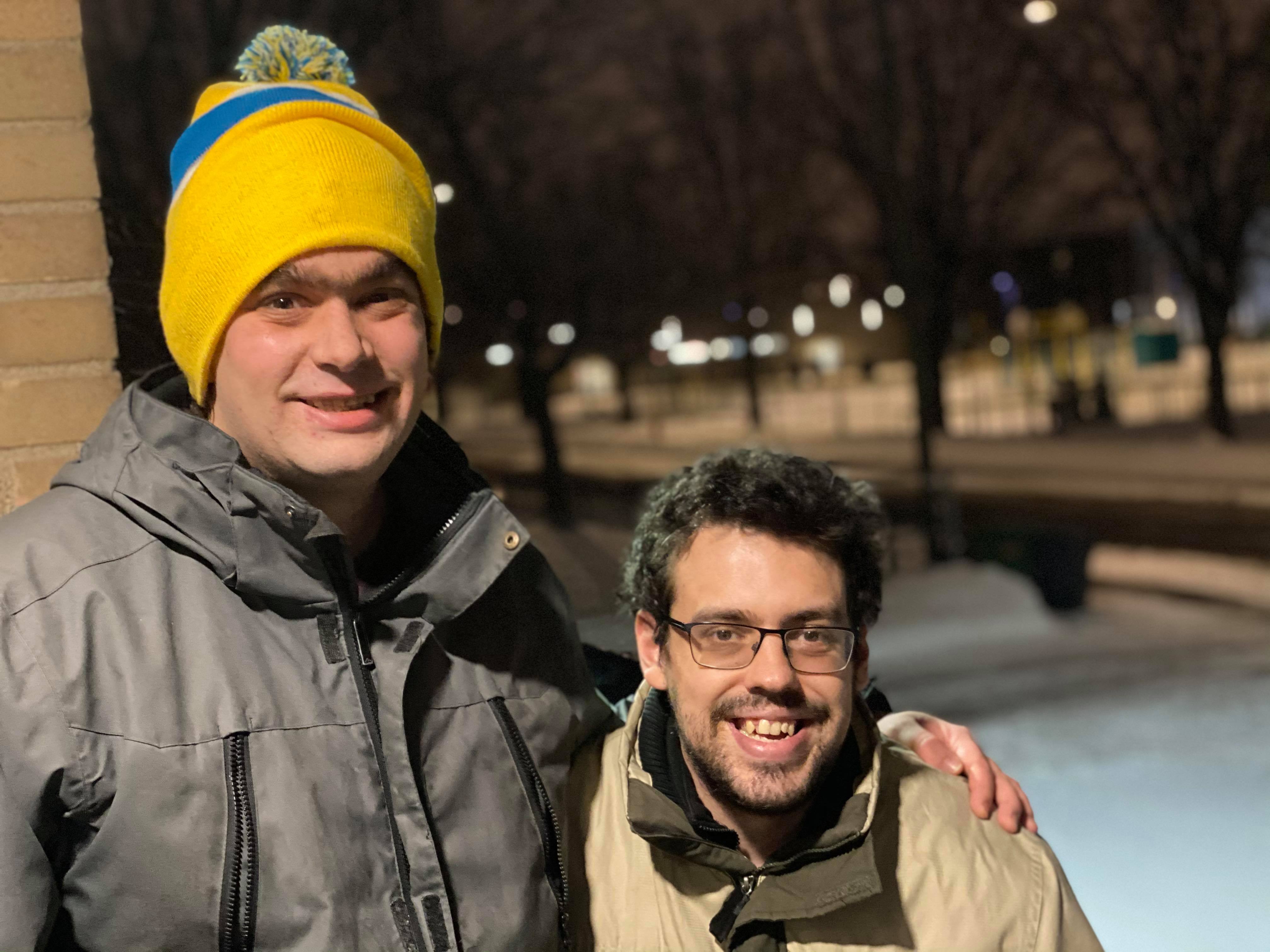 Mario-François (avec les lunettes) est heureux d’avoir un très bon ami à qui se confier.