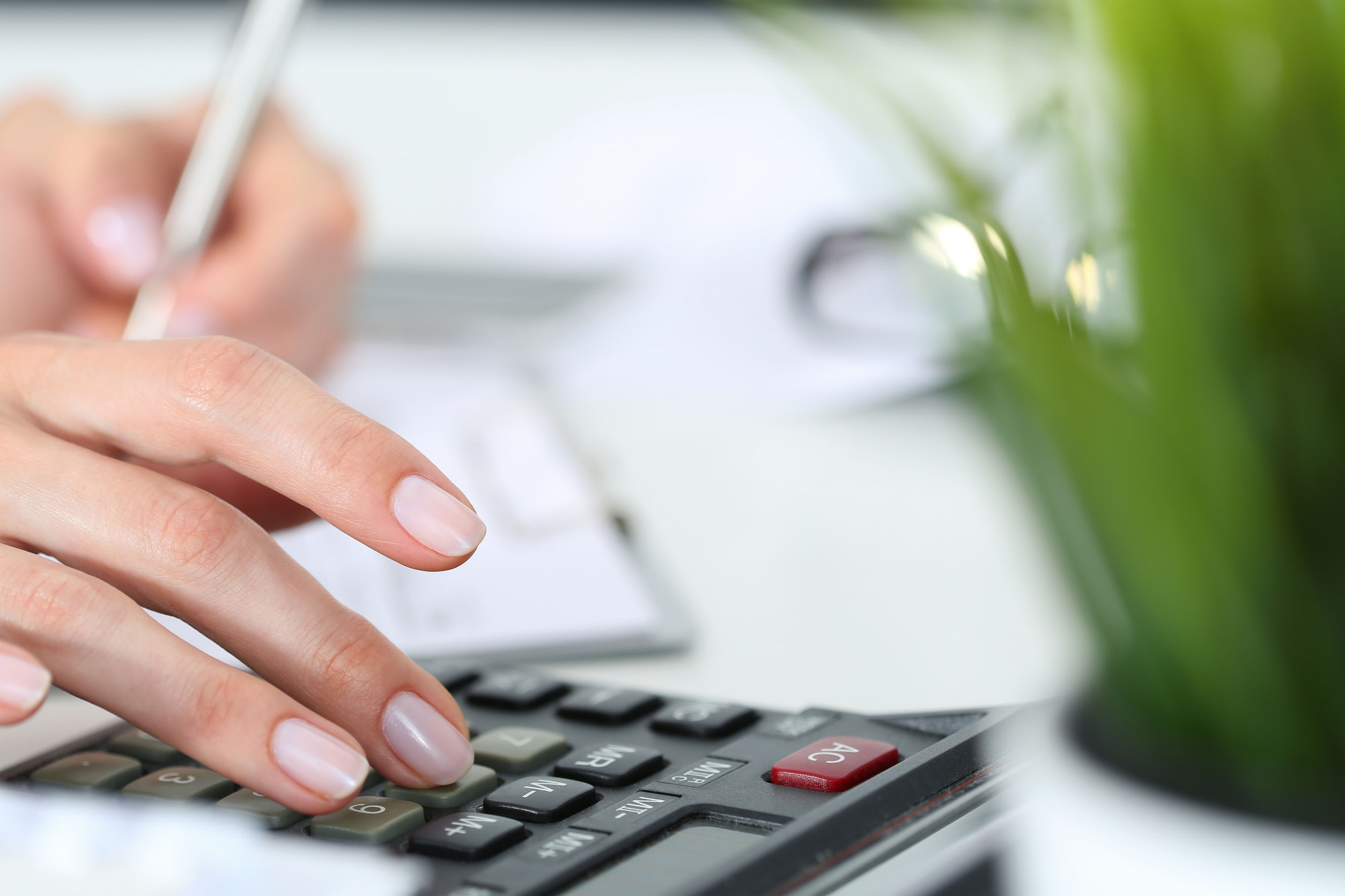 Une femme fait ses impôts.