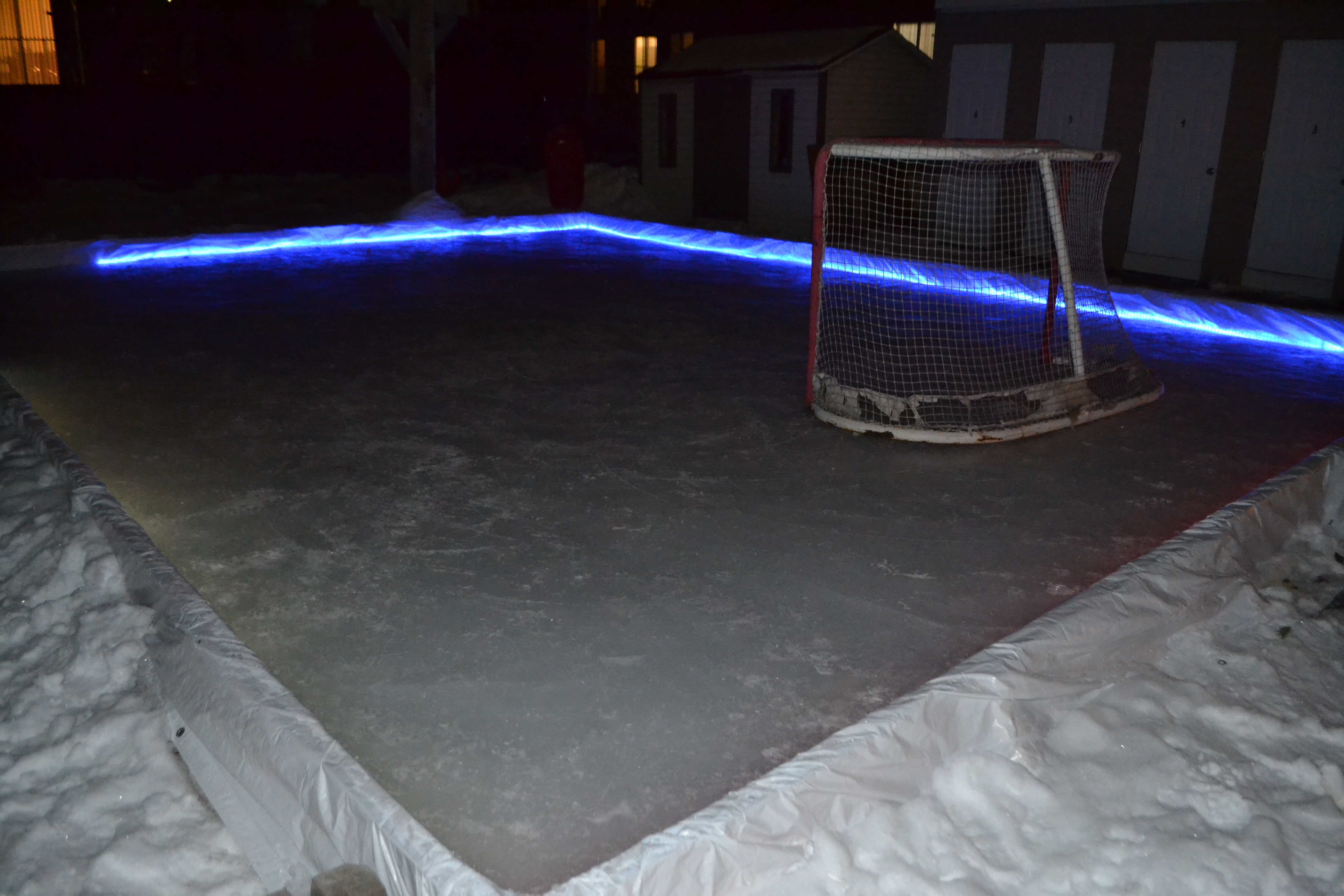 À Lachine, des voisins construisent une patinoire extérieure