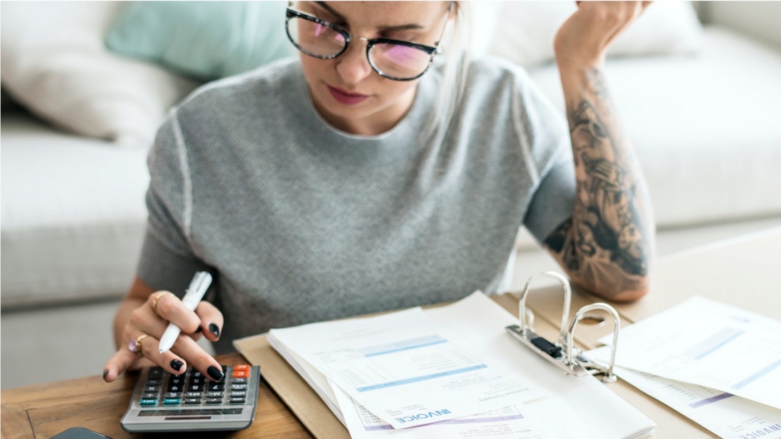 Une employée en télétravail