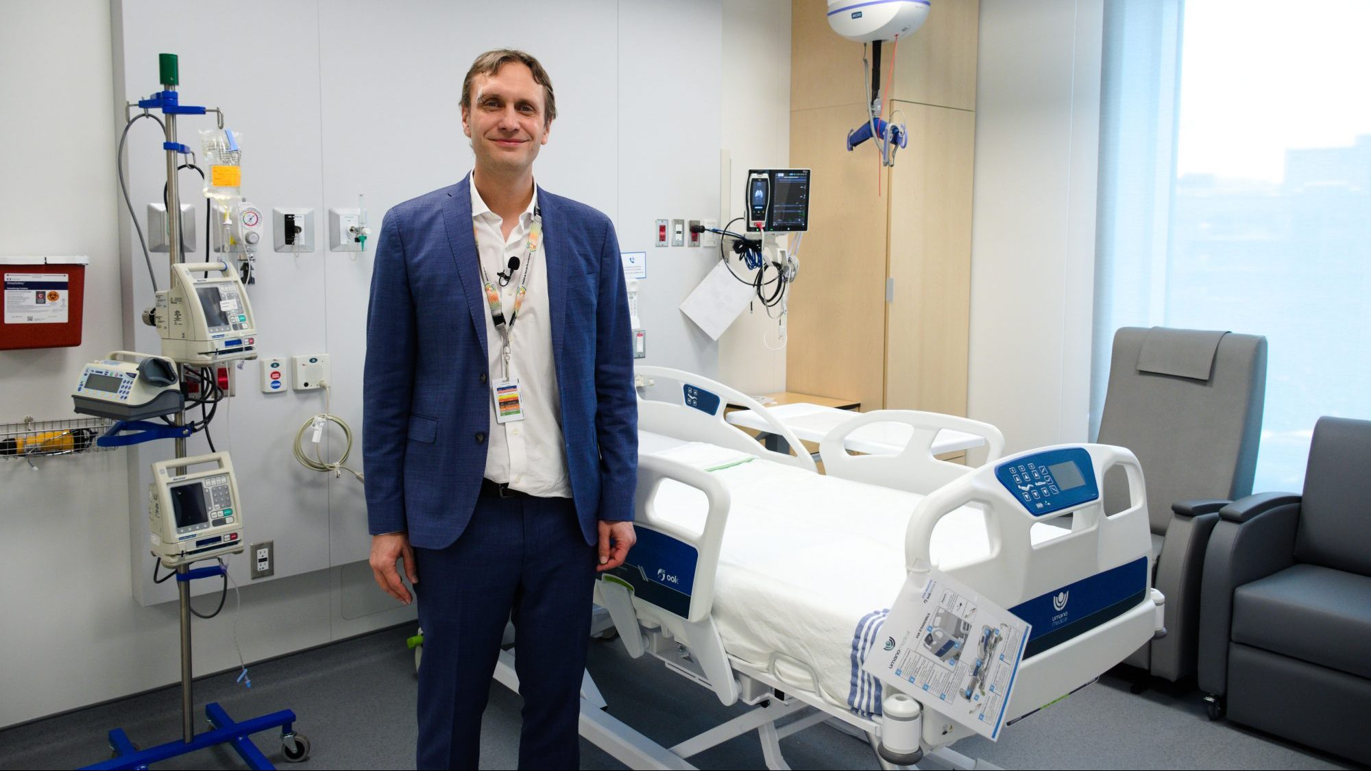 Jean-François Fortin à l’intérieur du nouveau pavillon d’hémato-oncologie de l'Hôpital Maisonneuve-Rosemont