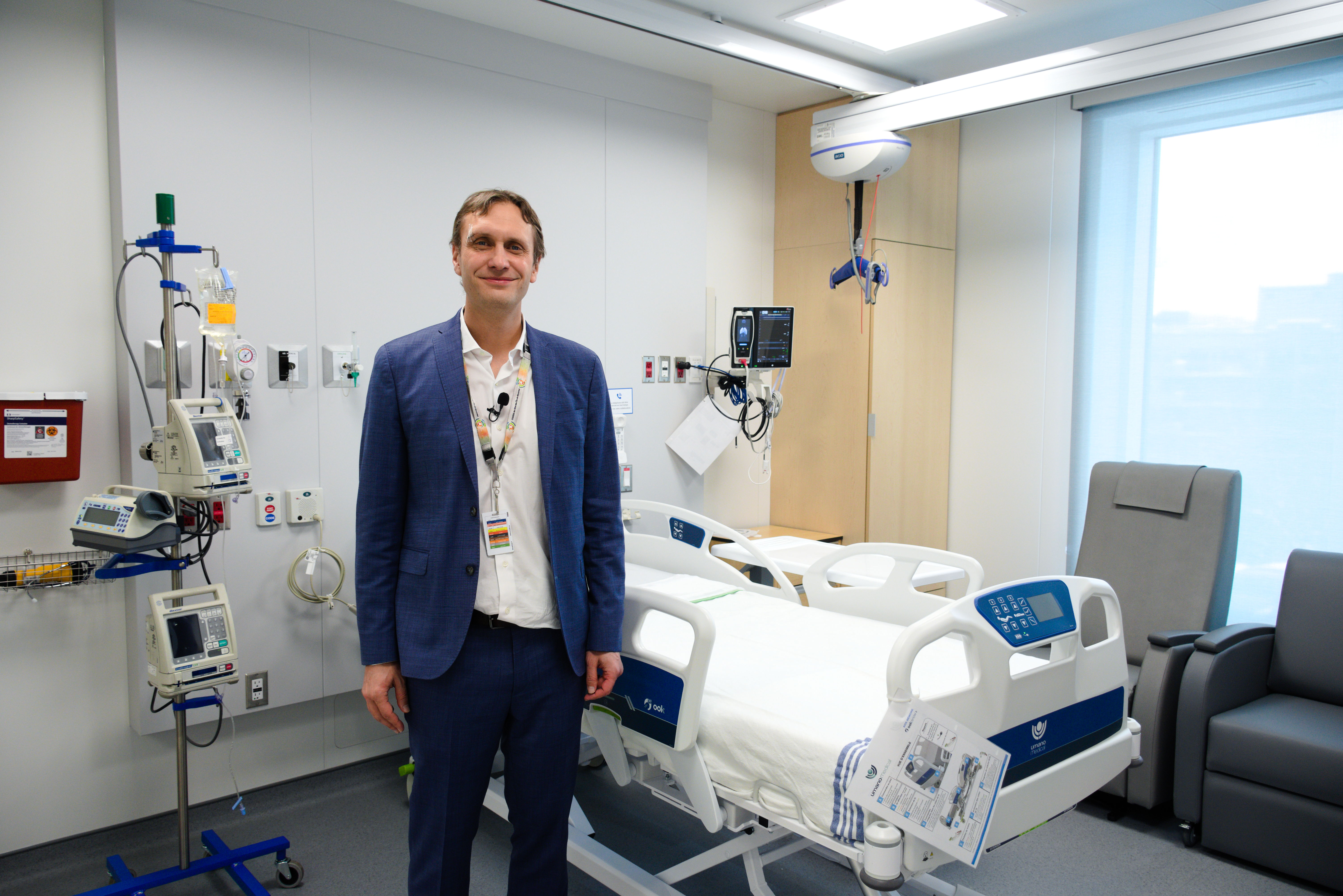 Jean-François Fortin à l’intérieur du nouveau pavillon d’hémato-oncologie de l'Hôpital Maisonneuve-Rosemont