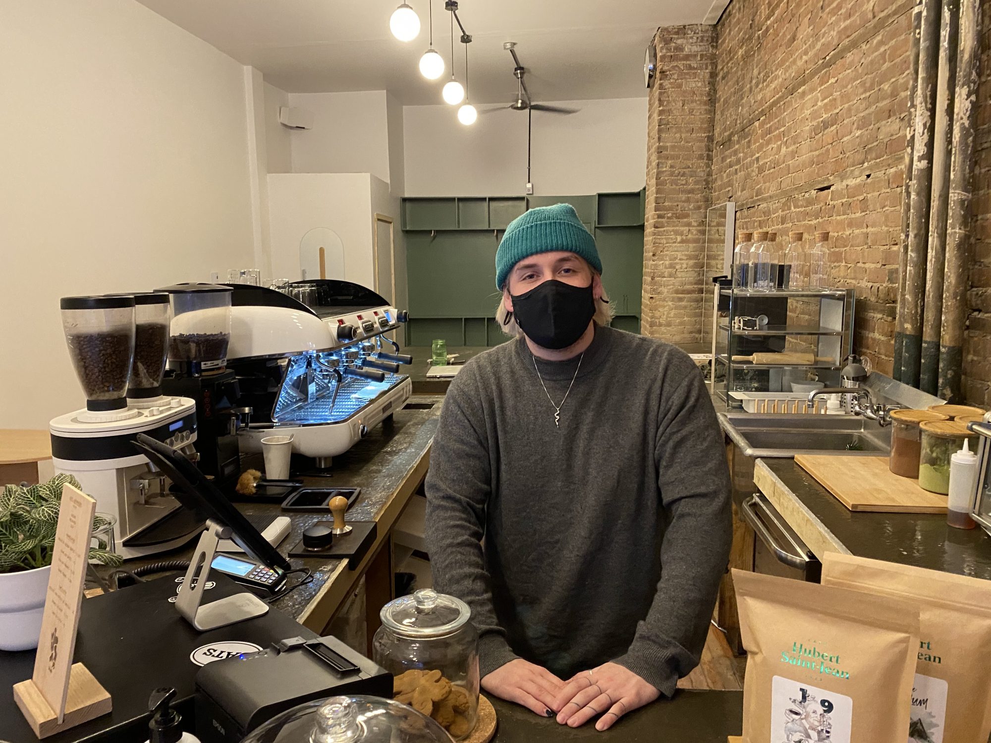 Un des propriétaires du café Venelle, Jules Bonneville-Coulombe, derrière le comptoir de son commerce.