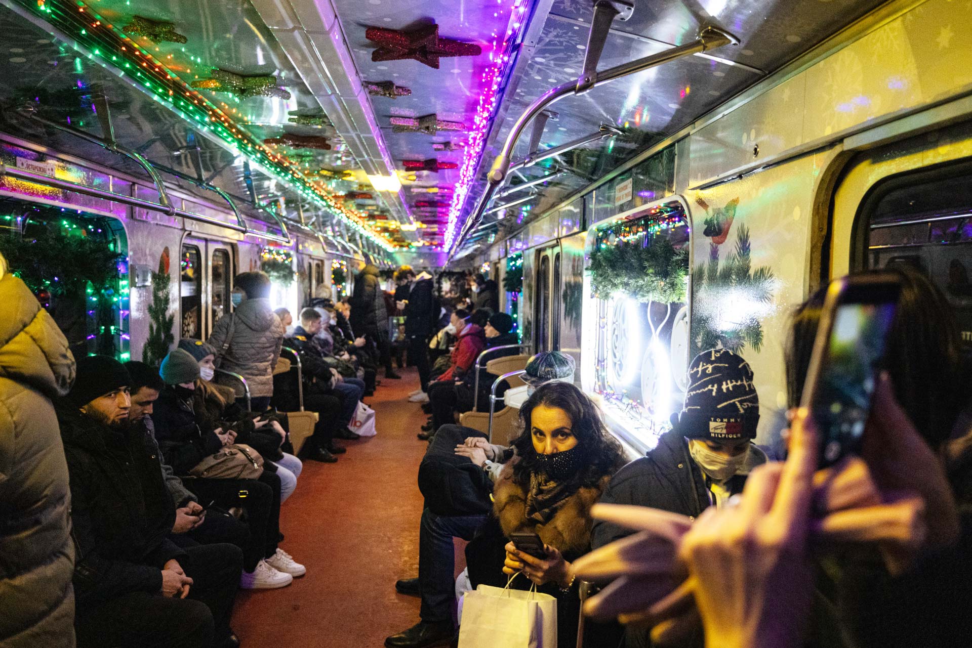 Des usagers à l'intérieur d'un wagon de métro à Moscou