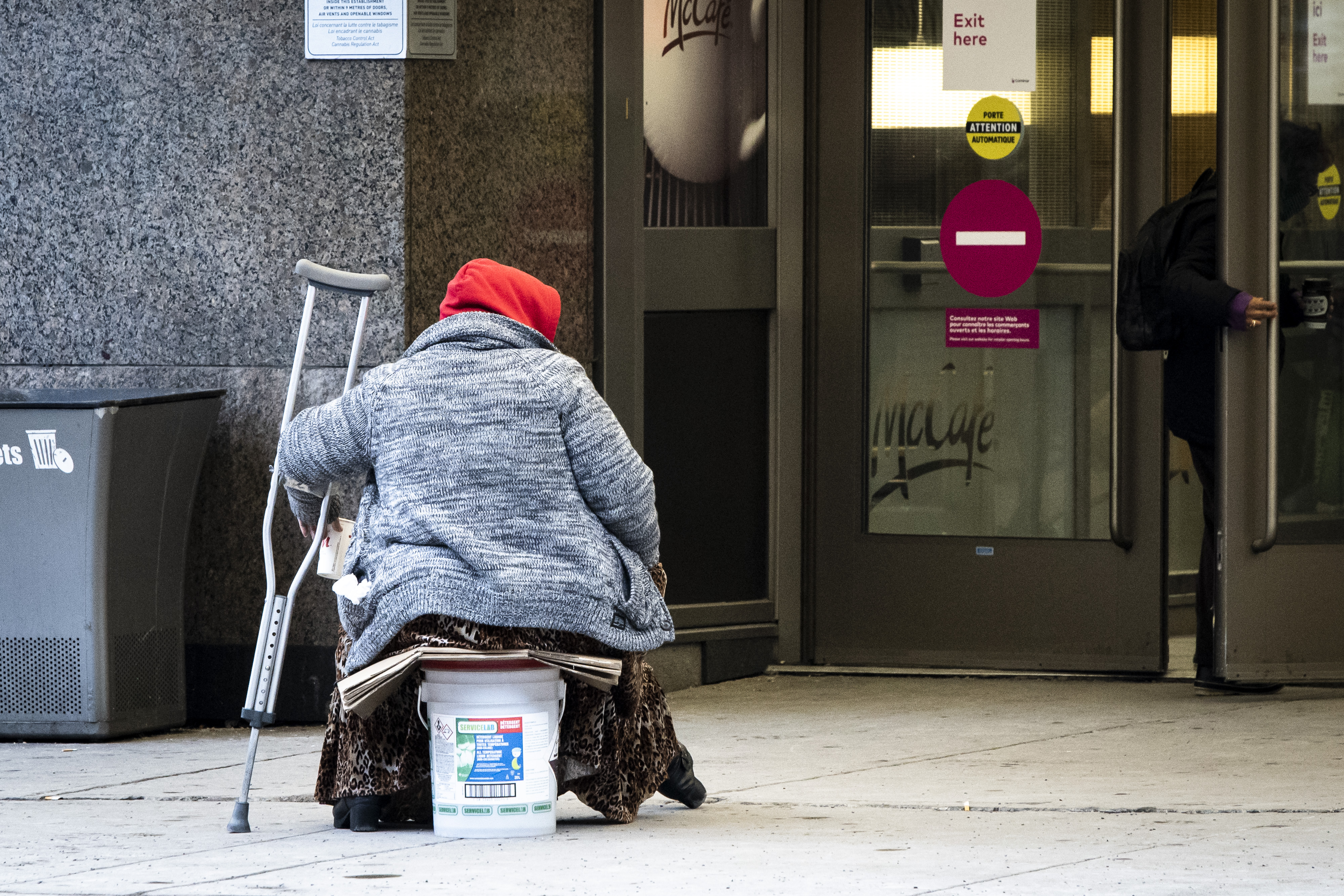Une femme itinérante mendie devant le centre d'achats Alexis-Nihon pendant la pandémie de covid-19.