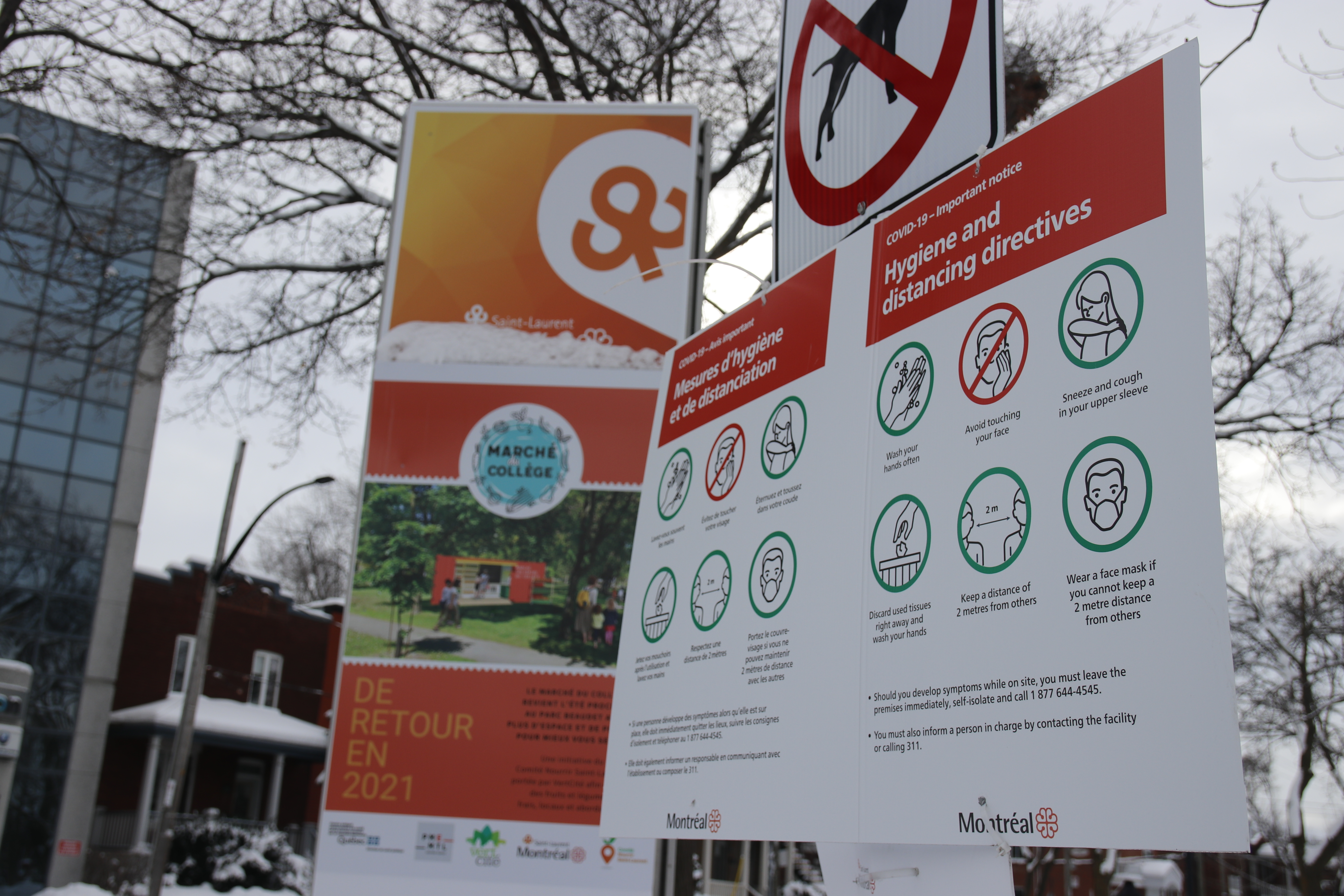 Une affiche concernant les mesures sanitaires à respecter dans un parc de Saint-Laurent.