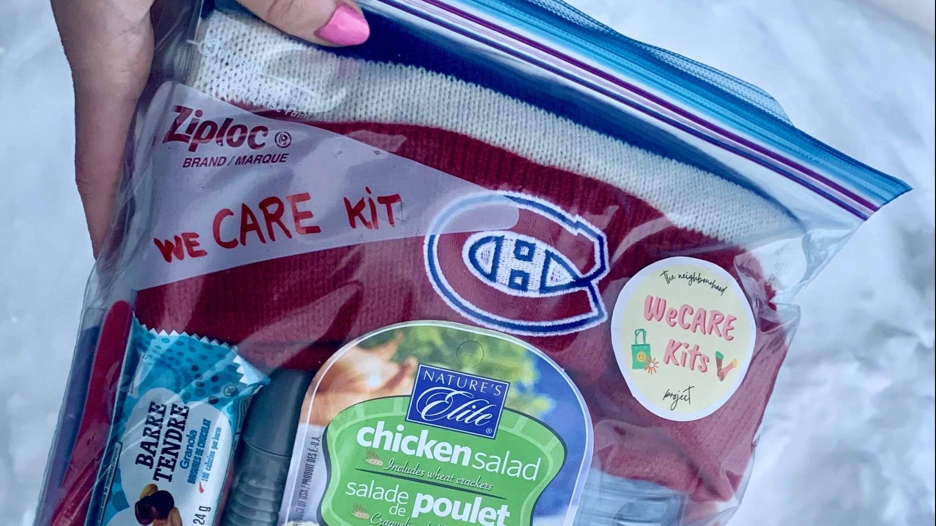 Le Project weCARE kits vise à fabriquer des trousses pour aider les personnes en situation d'itinérance.