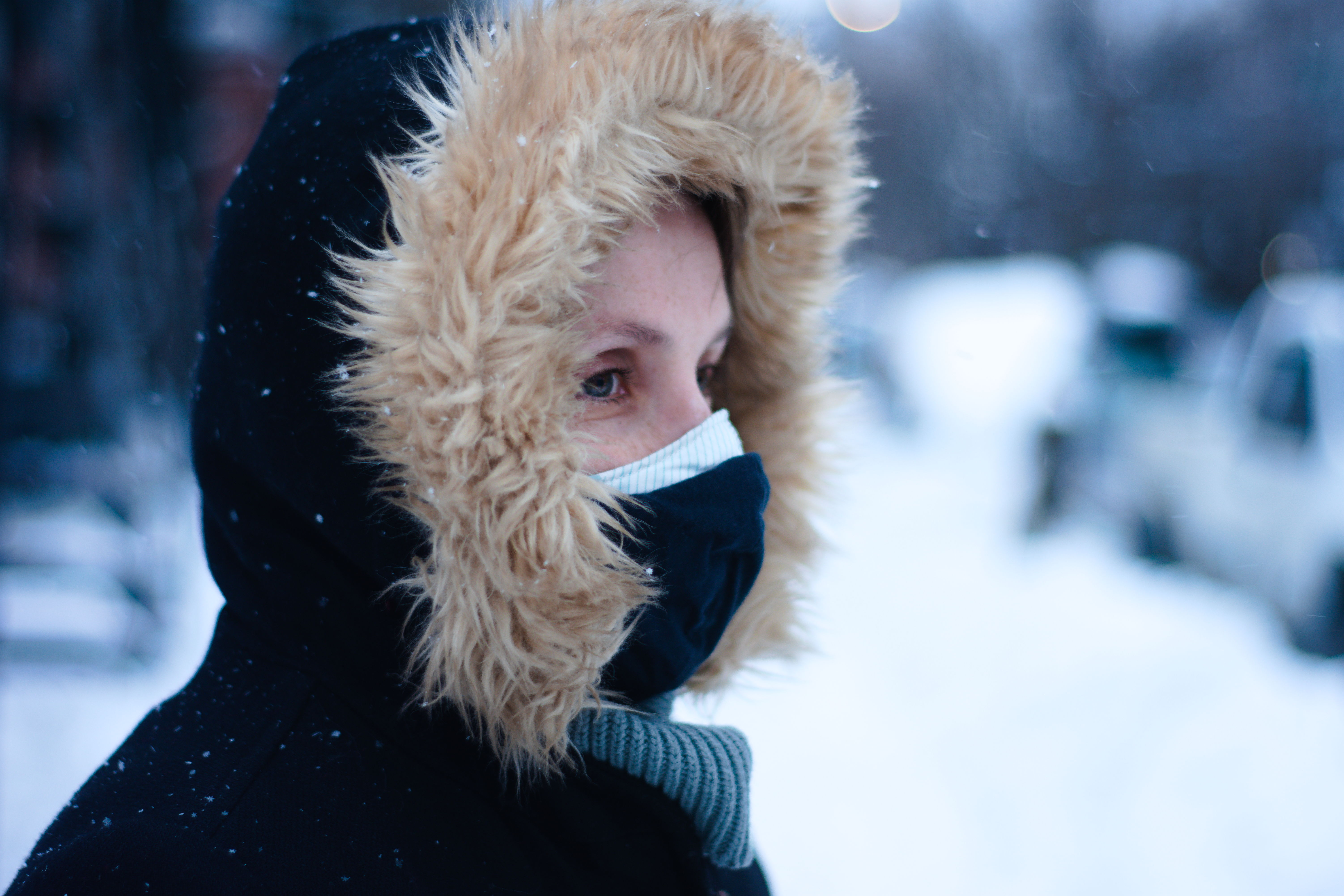 Une Montréalaise avec son double-masque.