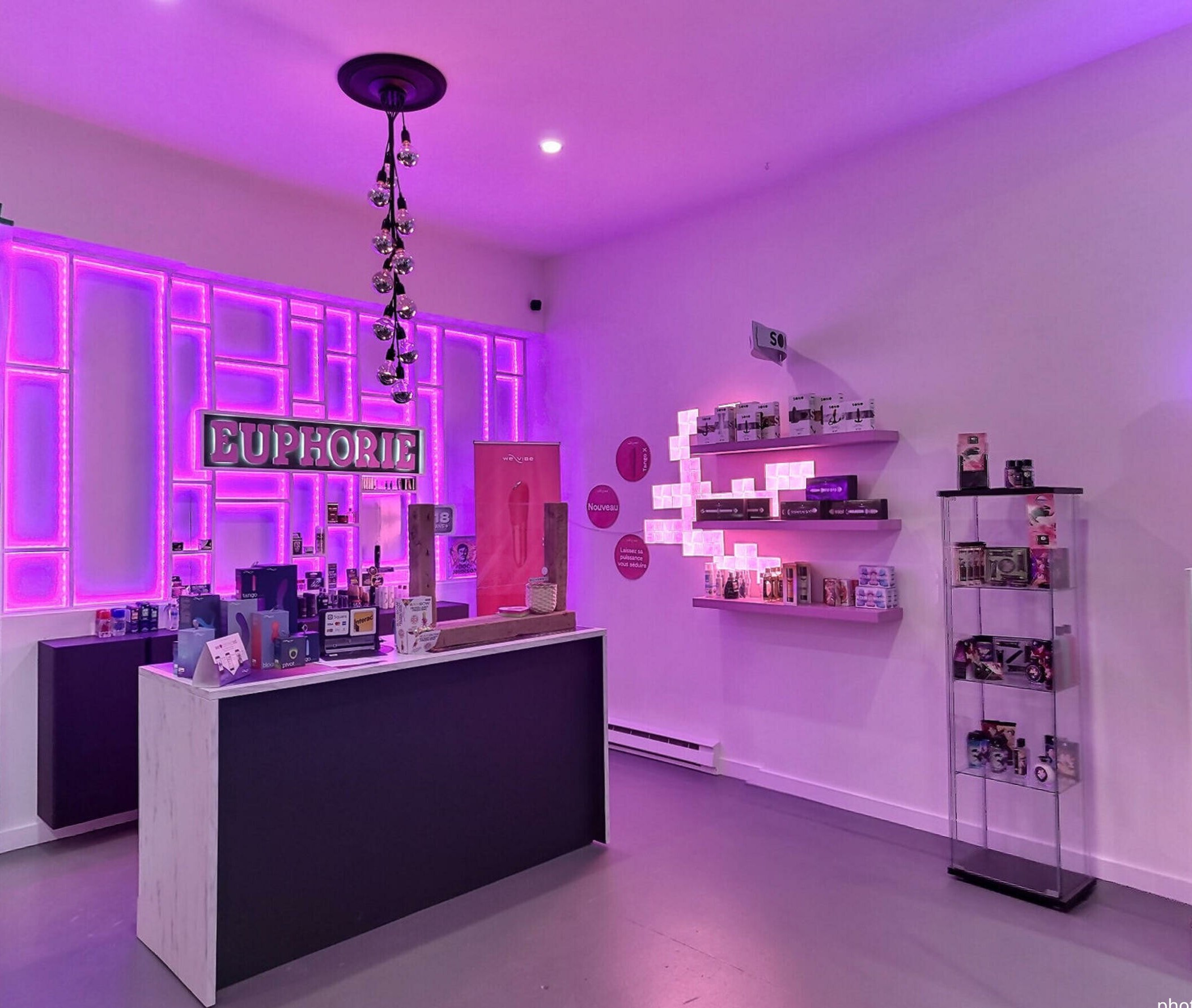 La boutique Euphorie est située au 3355 rue Sainte-Catherine Est, entre Darling et Davidson.