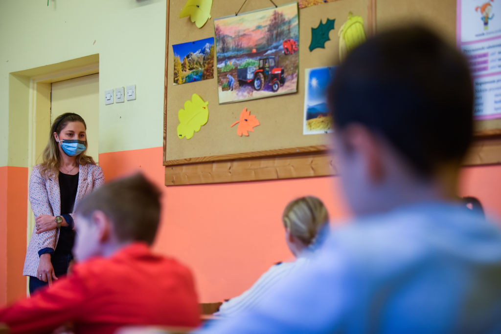Une enseignante donne un cours.