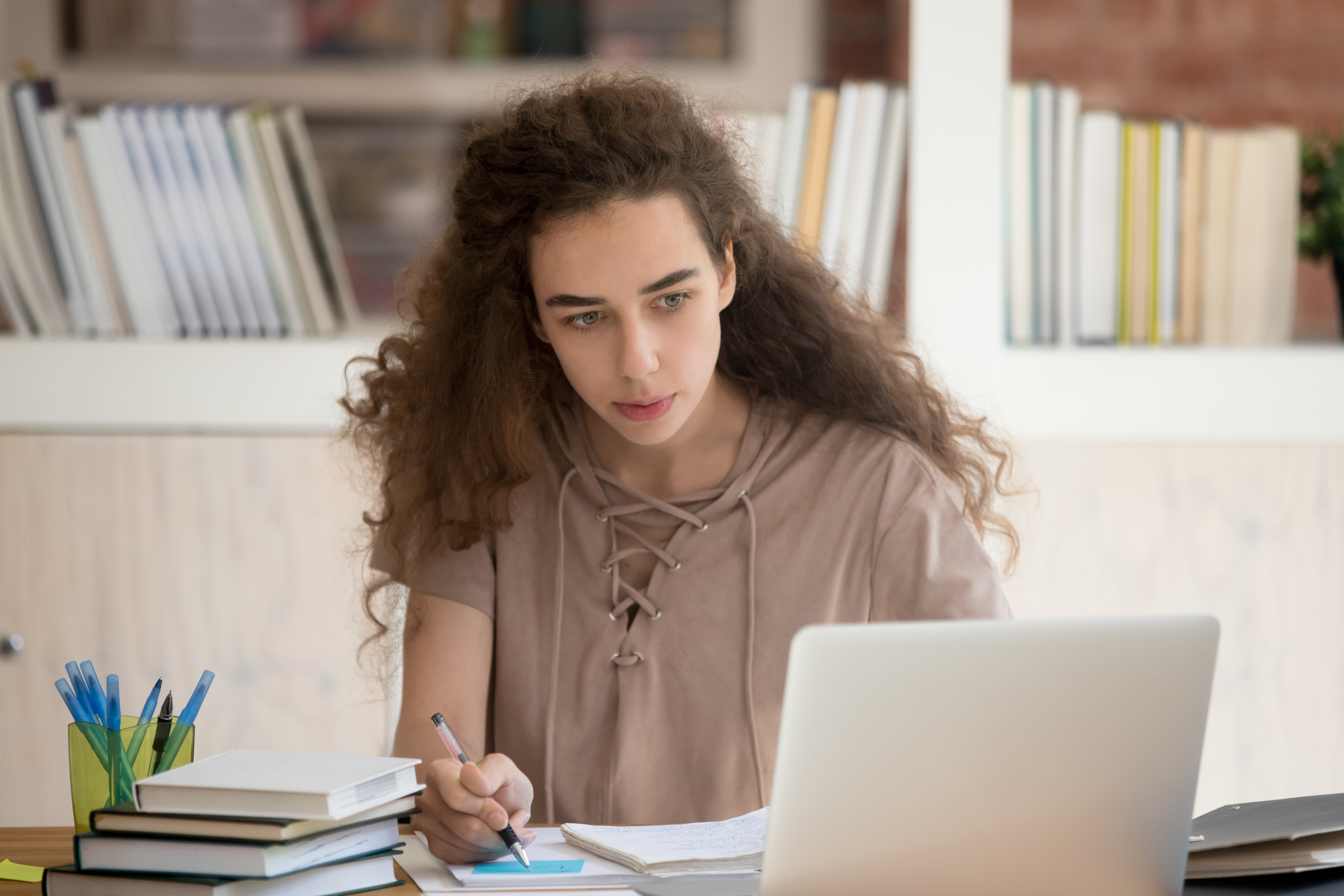 Une étudiante suit un cours à distance.