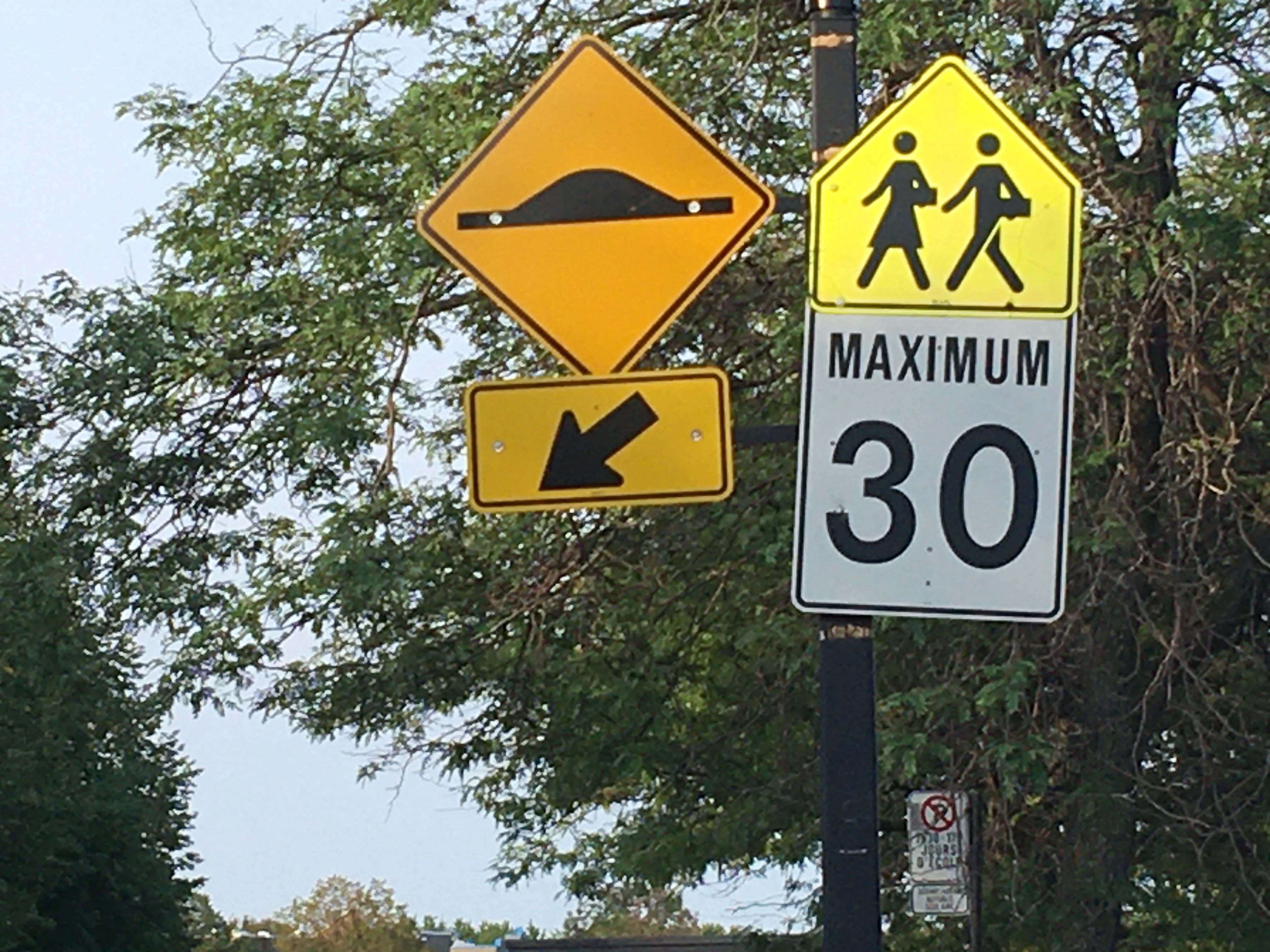 Panneaux indiquant une zone scolaire.