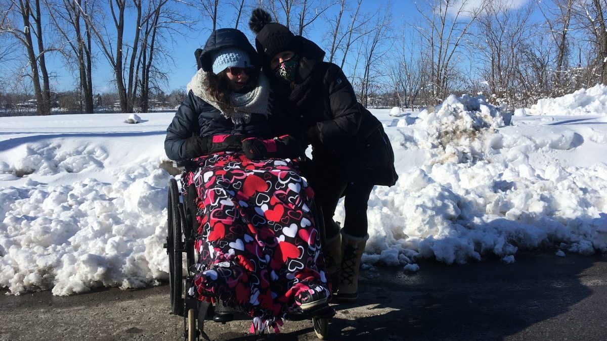 Marie-Claude Senécal et sa fille en fauteuil roulant.
