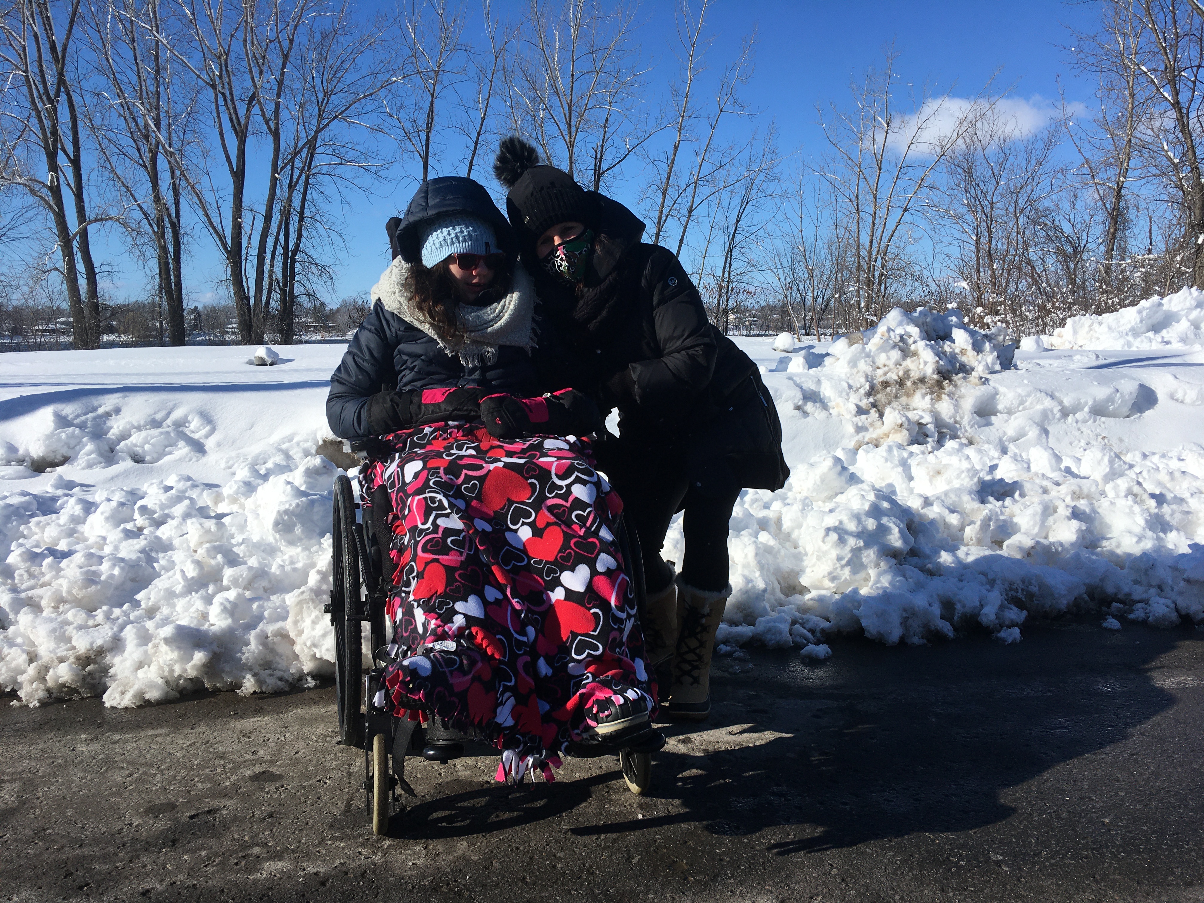 Marie-Claude Senécal et sa fille en fauteuil roulant.