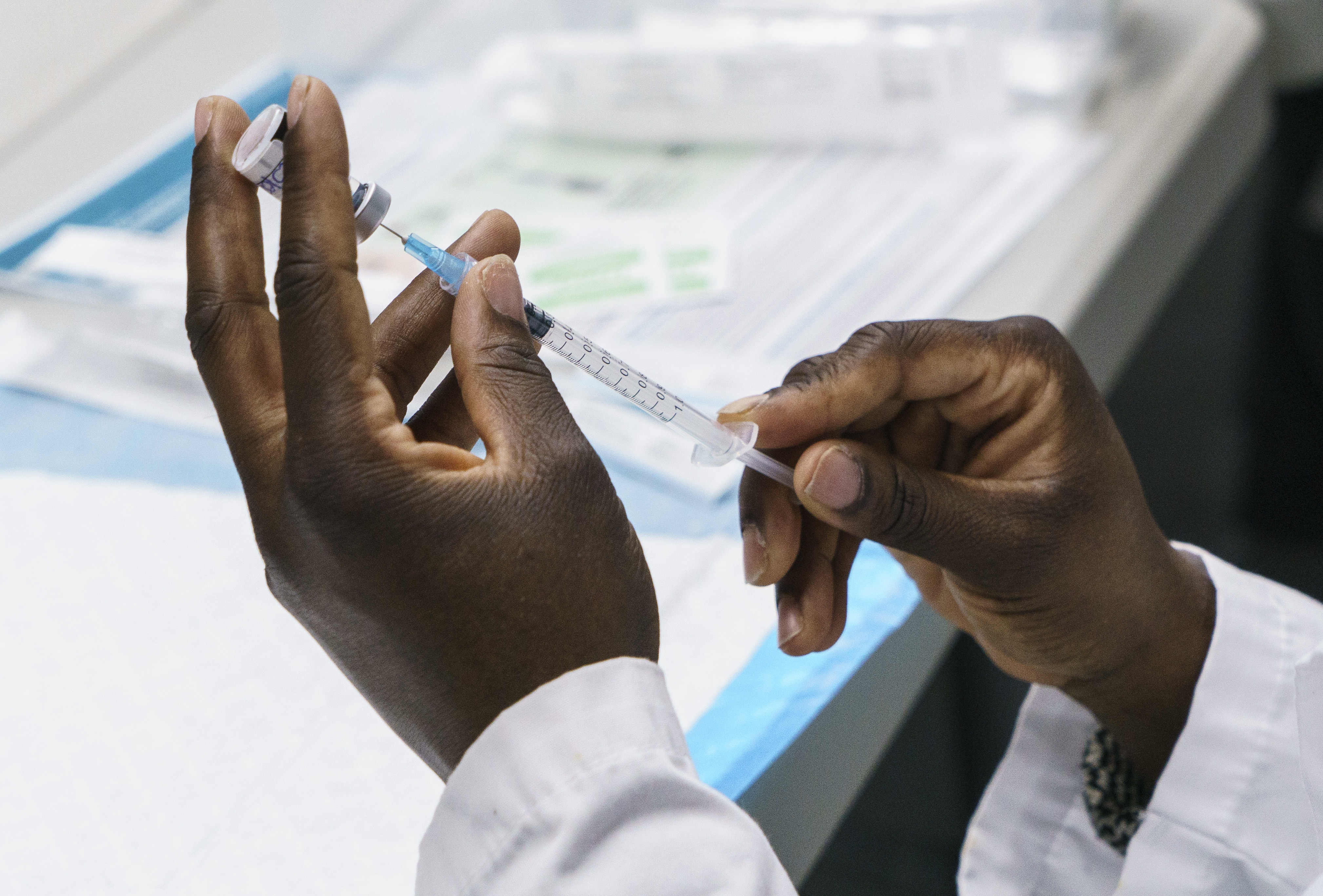 Une infirmière prépare un vaccin lors d'une séance de vaccination