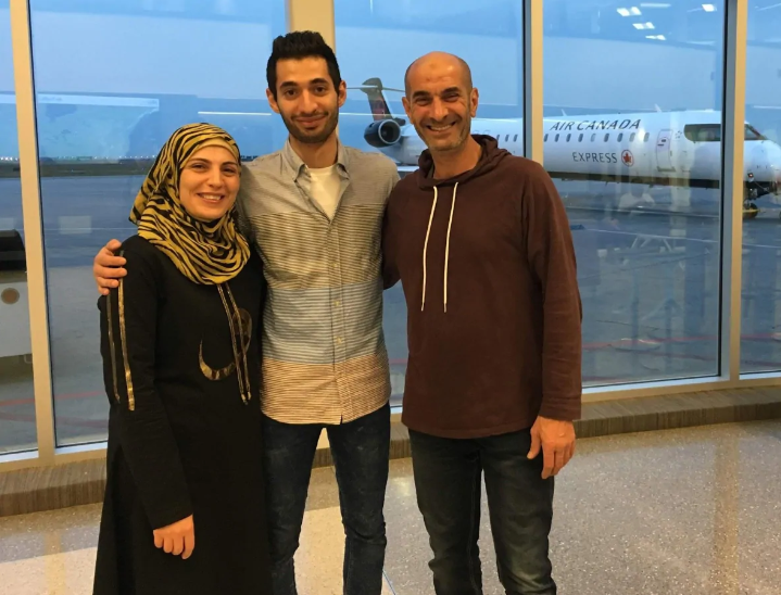Ali et ses parents après leur arrivée au Canada