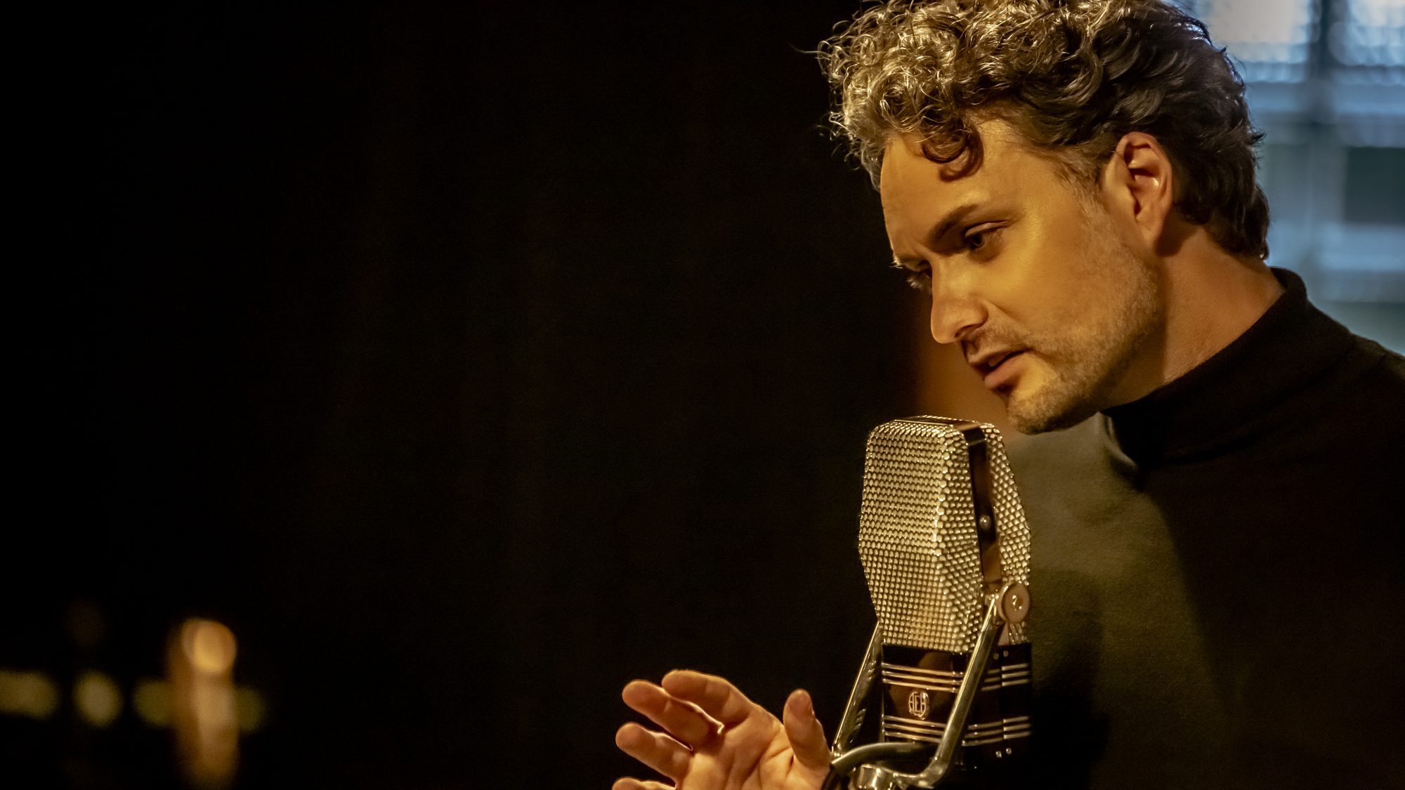 Le chanteur Martin Théberge se penche sur son micro.