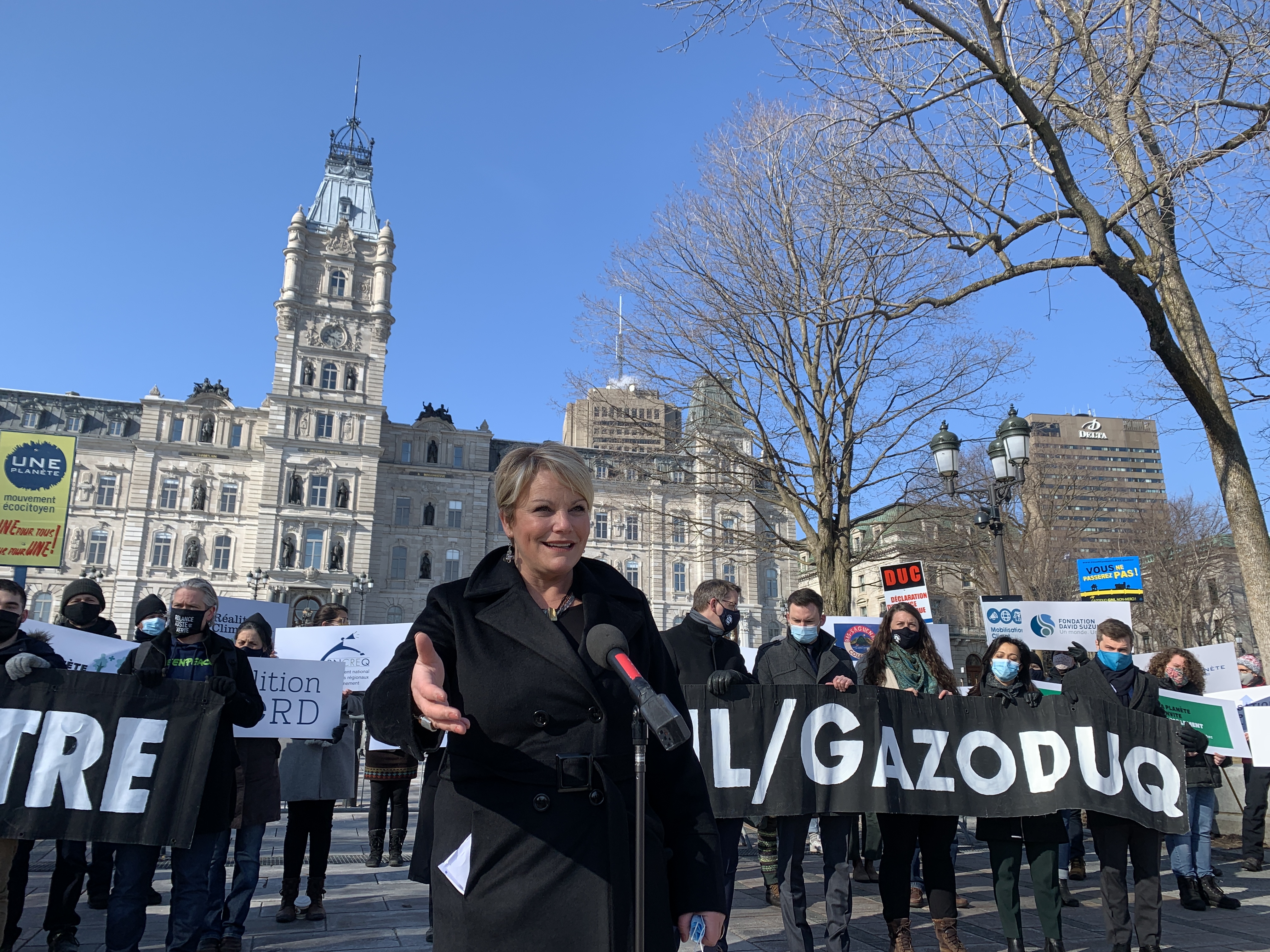 Isabelle Melaçon, du Parti libéral, devant des représentants d'organismes et des partis d'opposition