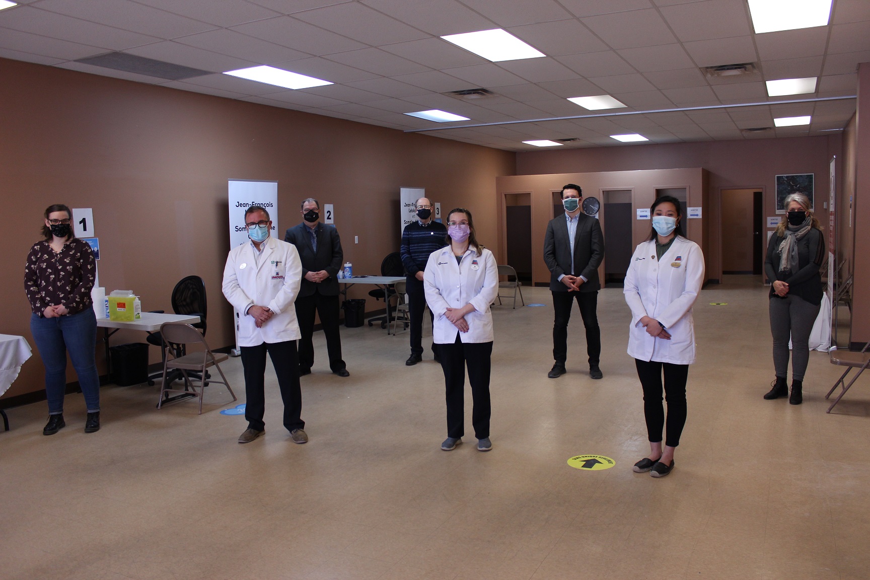 Photo des pharmaciens et des élus.