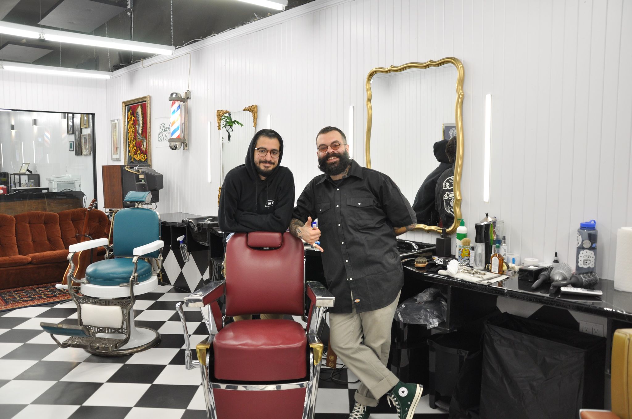 Franco Sciannamblo et Angel Gonzalez sont prêts à accueillir les clients dans le salon de barbier et tatouage.