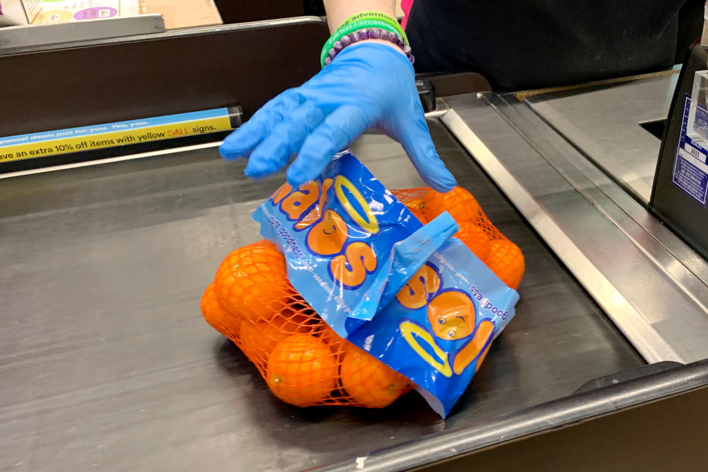 Des clémentines à la caisse d'une épicerie