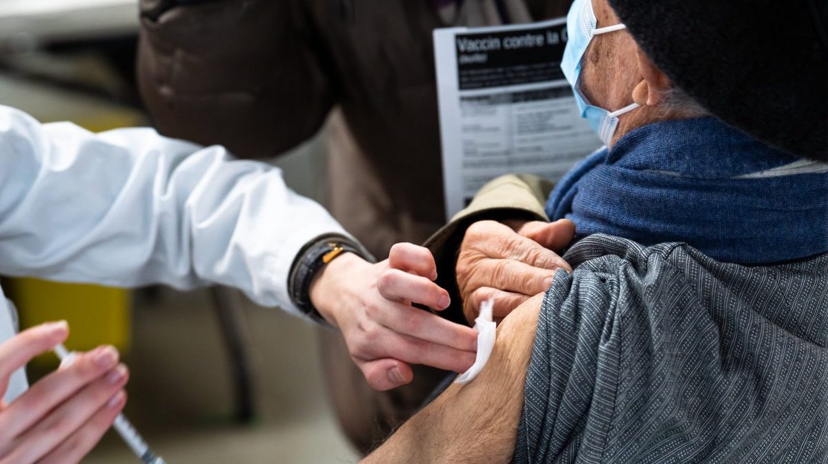 COVID-19 vaccination Québec décès cas