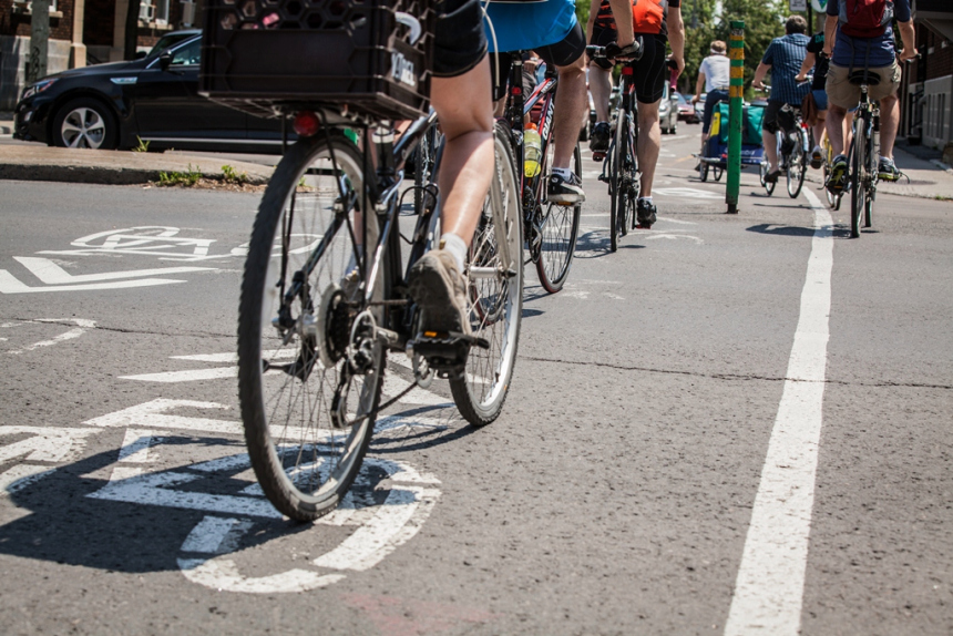cyclistes sur une piste cyclable