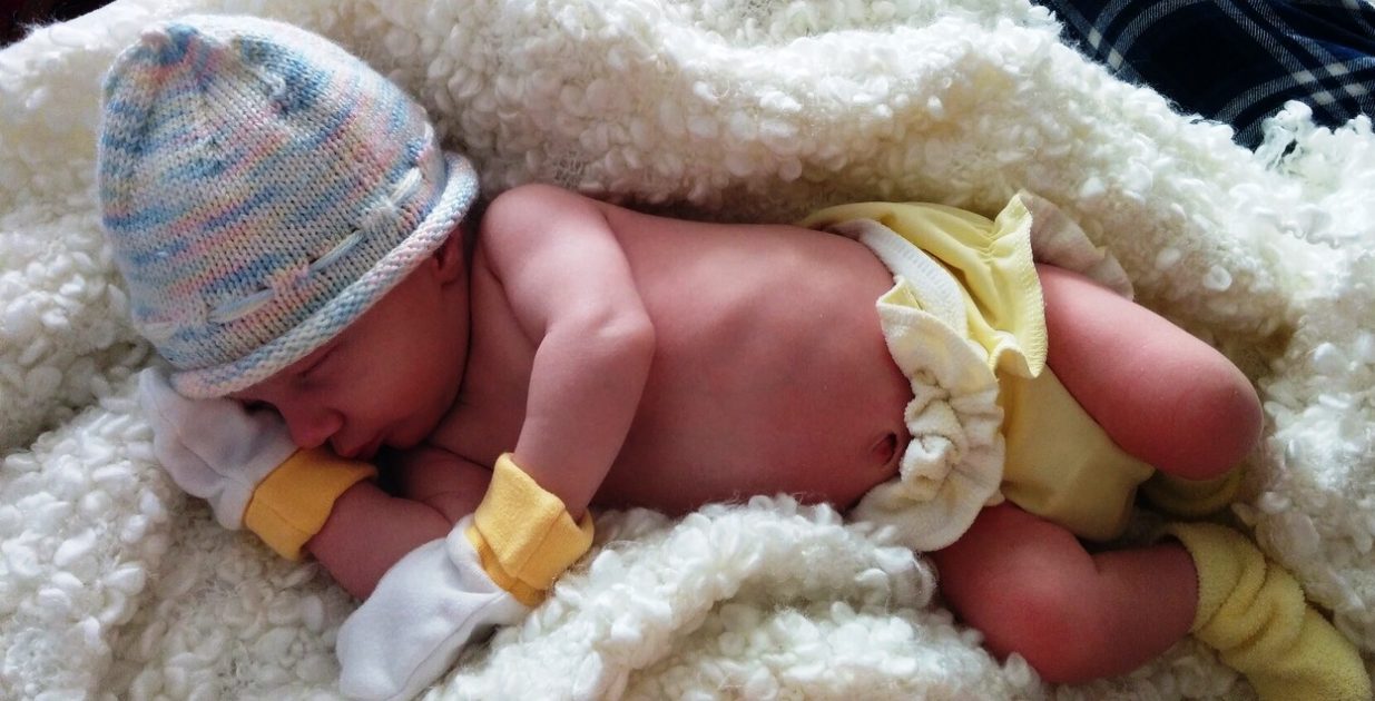 un bébé porte une couche jetable