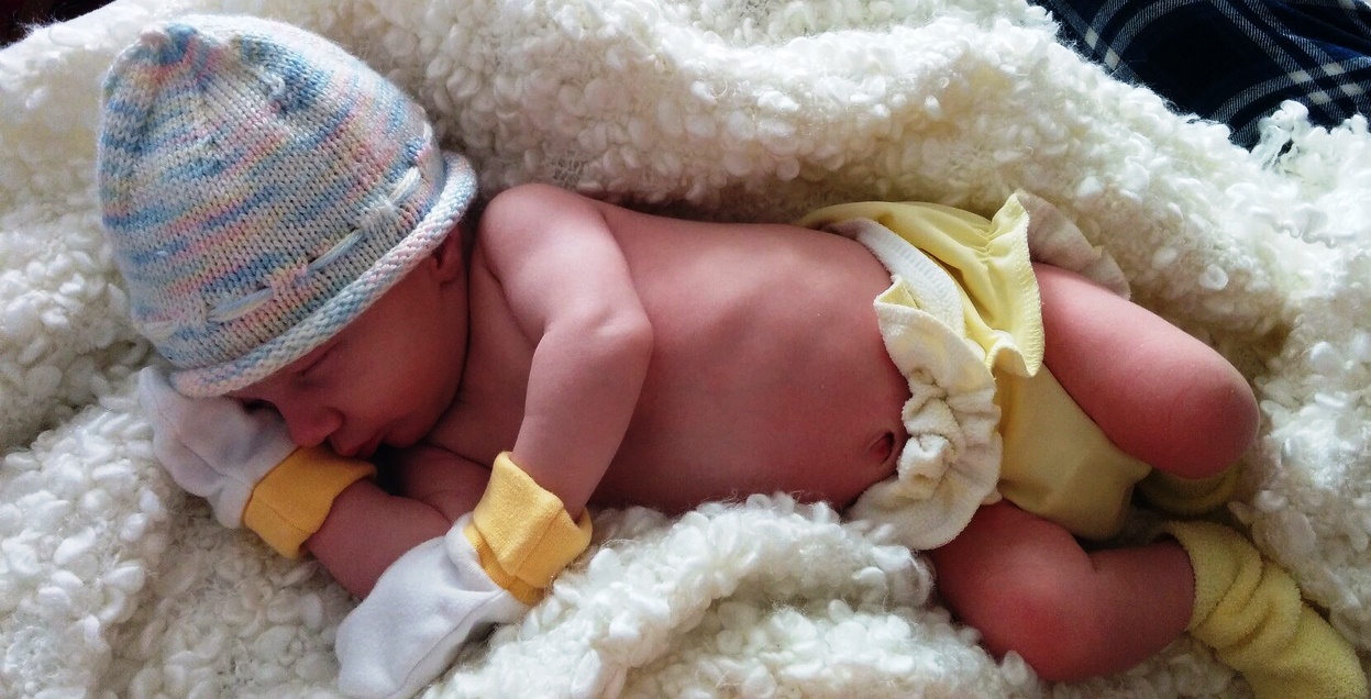 un bébé porte une couche jetable