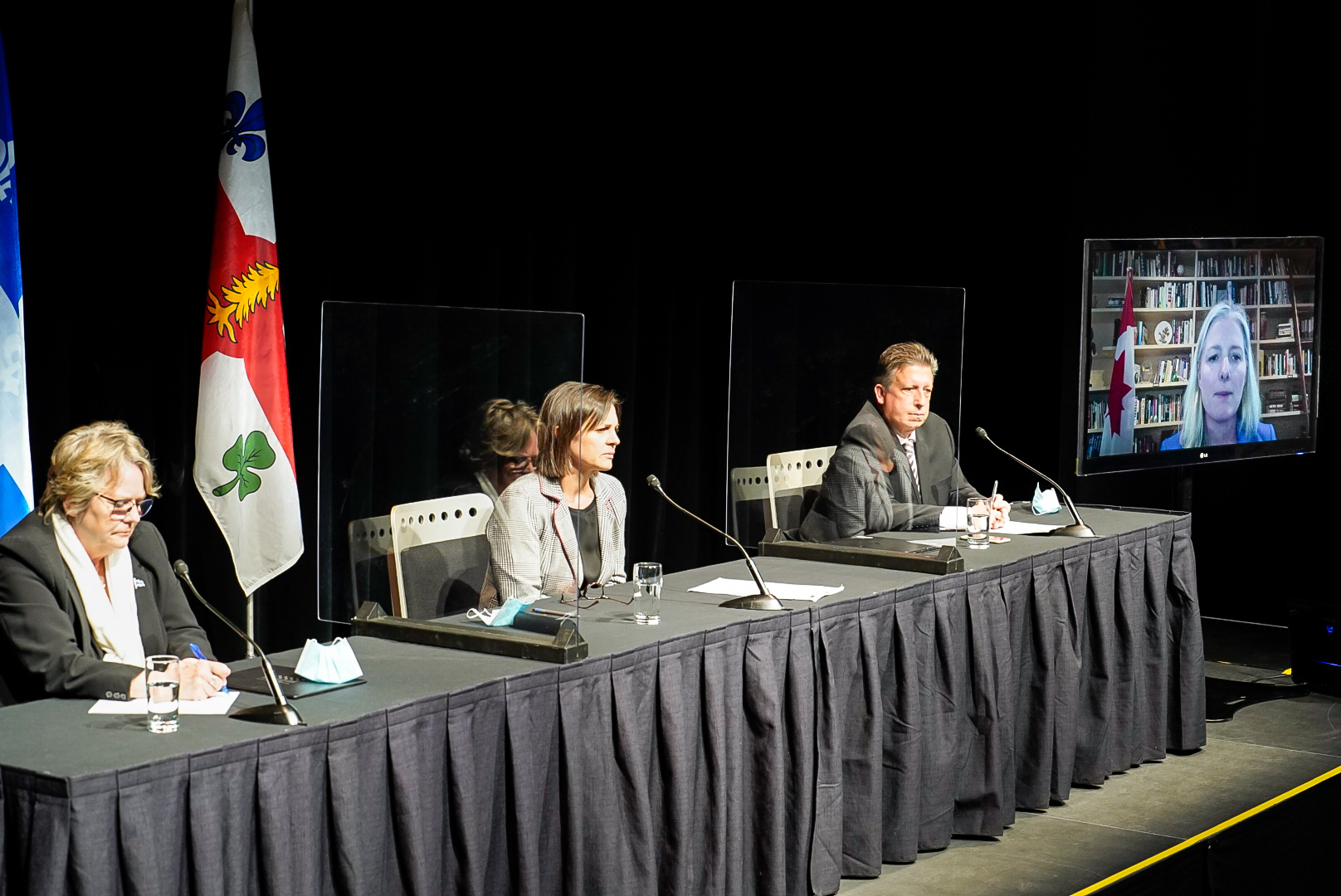 La ministres Chantal Rouleau, la ministre Isabelle Charest, le représentant de la Ville de Montréal Jocelyn Pauzé et la ministre Catherine McKenna